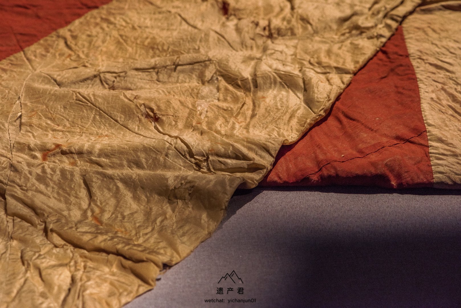 湖南省博物馆藏· 西汉朱红菱纹罗丝棉袍