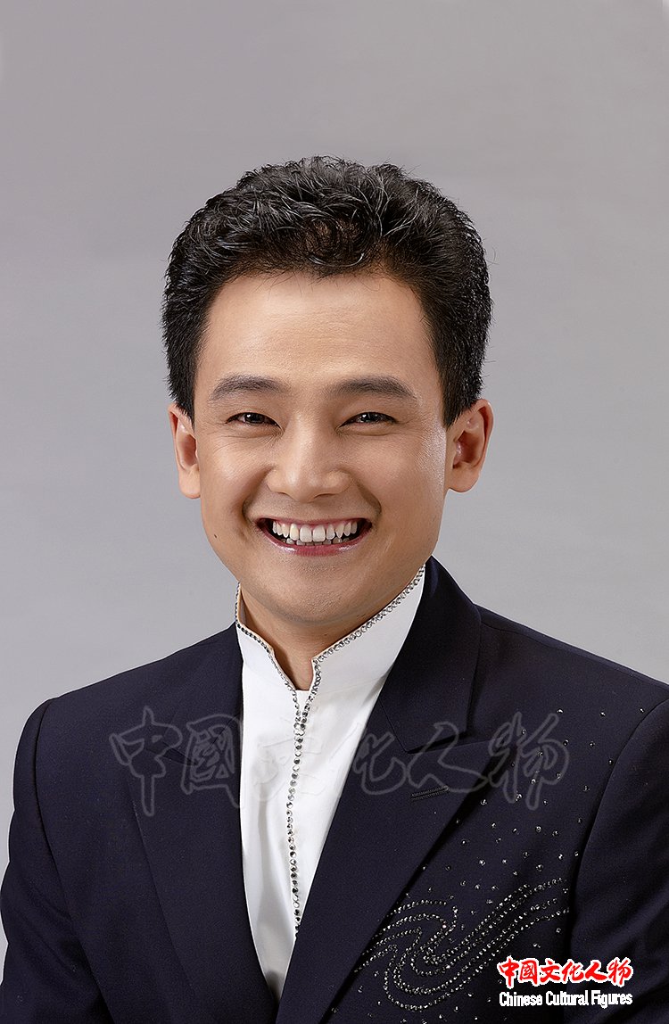 中国-东盟艺术学院客座教授,著名歌唱家陈永峰中国广播艺术团电声乐团