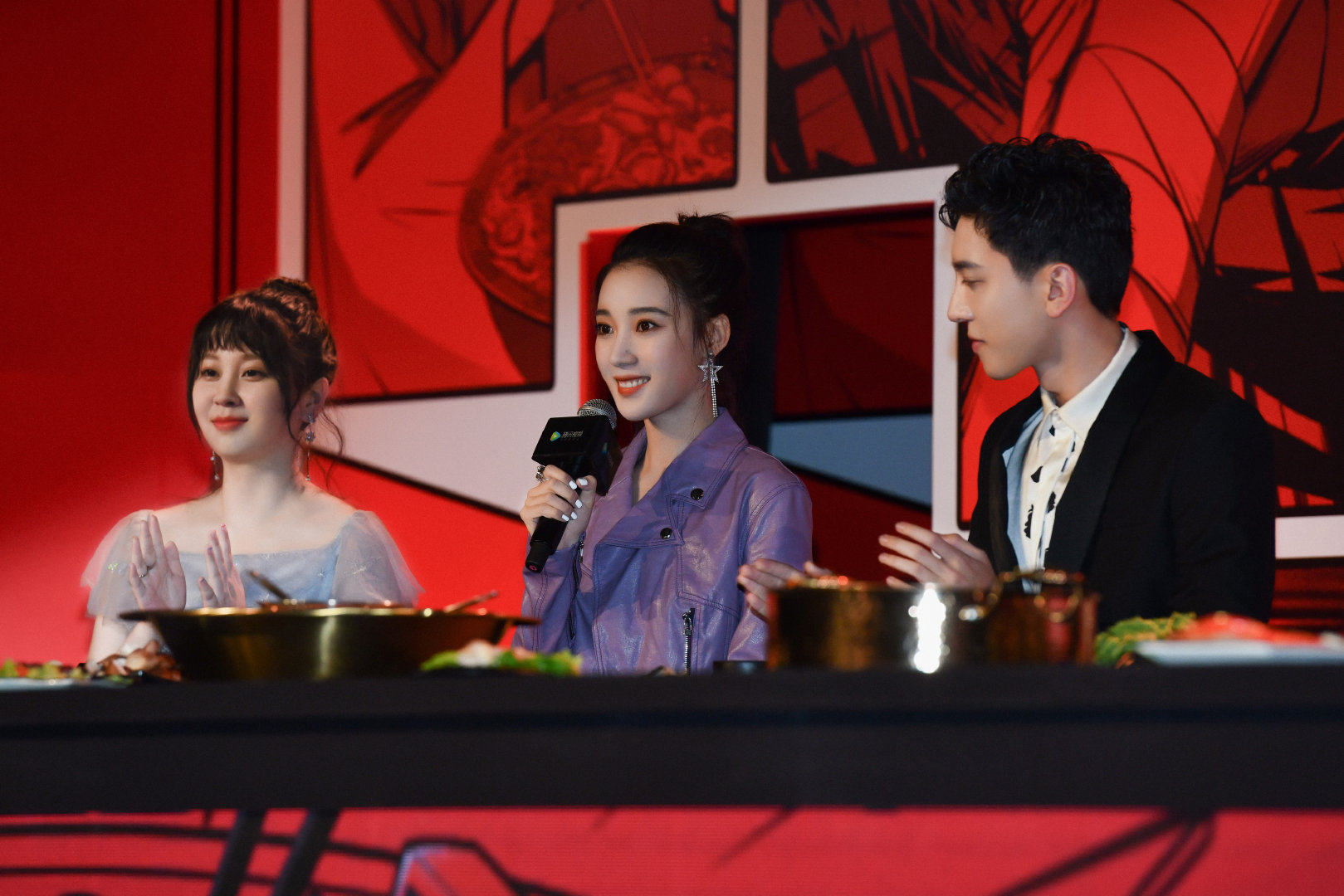 安泳畅出席星光红毯轻甜造型释放爱的小甜蜜