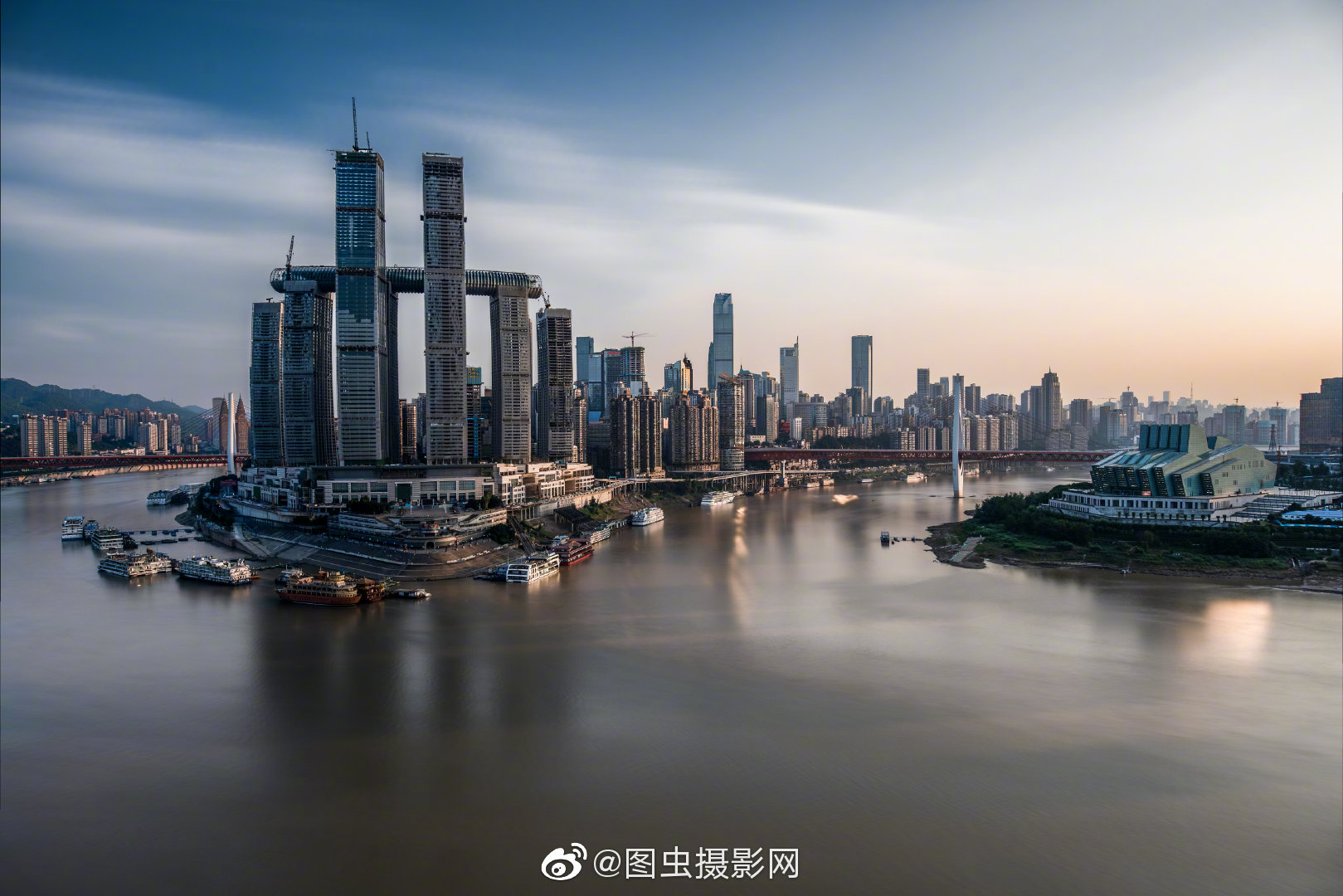 大家都说重庆是个拍片的好地方来自重庆城市风光摄影师飞一般的手