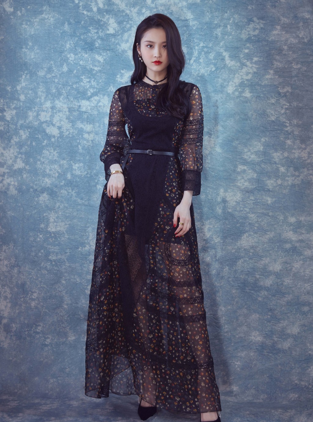 剧中她与刘昊然是官配cp,今穿兔耳朵毛绒外套,尽显呆萌可爱