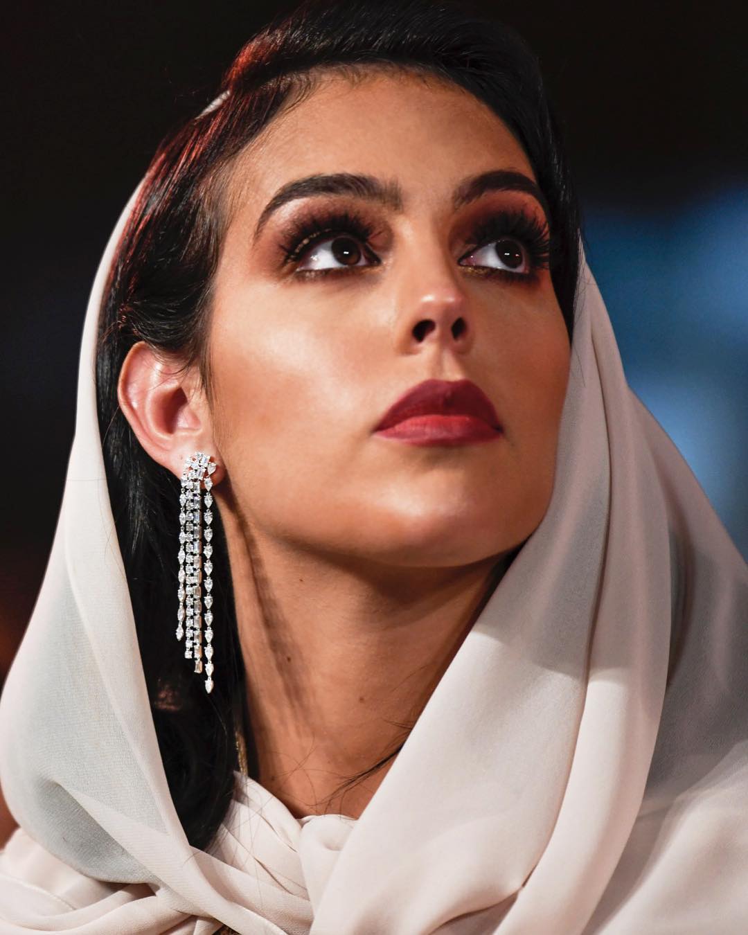 乔治娜早上5点就起来晒身材照,泳池旁的c罗总裁看着很无奈啊!