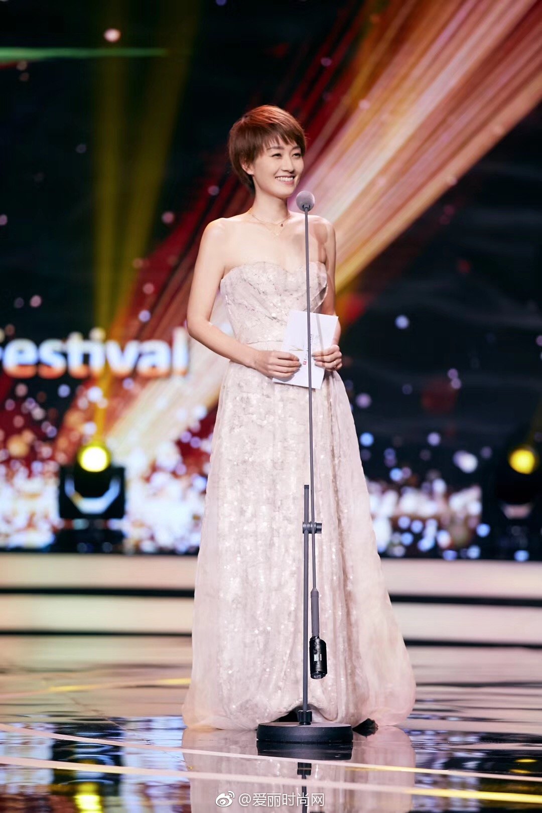 演员@马伊琍 今年除了精彩的影视成绩|马伊琍|白玉兰|造型_新浪新闻