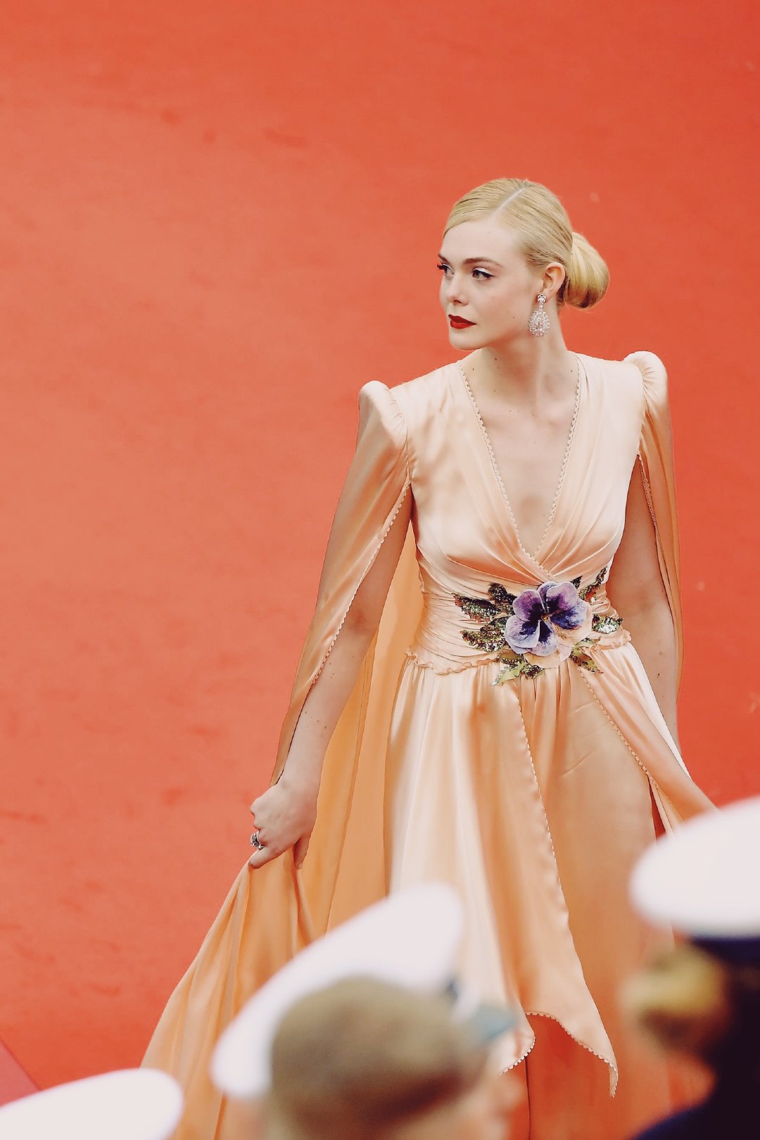 艾丽范宁ellefanning身着裸粉色斗篷礼服裙