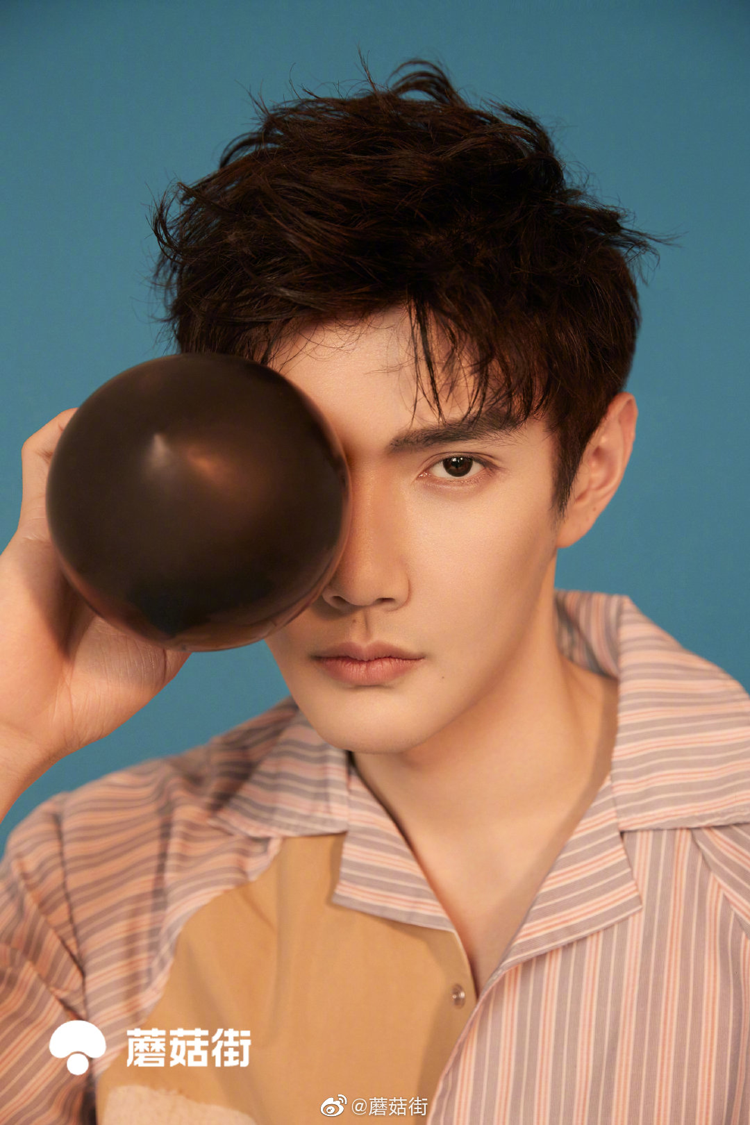 今日开机屏彦希saixixi蘑菇街携手彦希演绎复古少年感