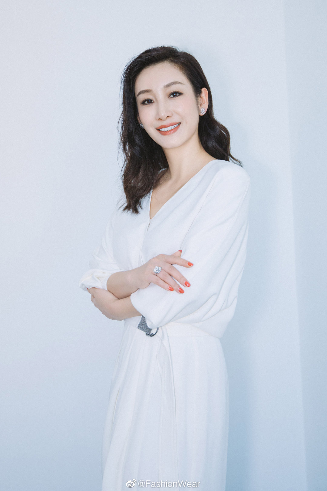 秦海璐昨晚身穿白色v领连衣裙出席晚会带来诗朗诵《坚定者说》