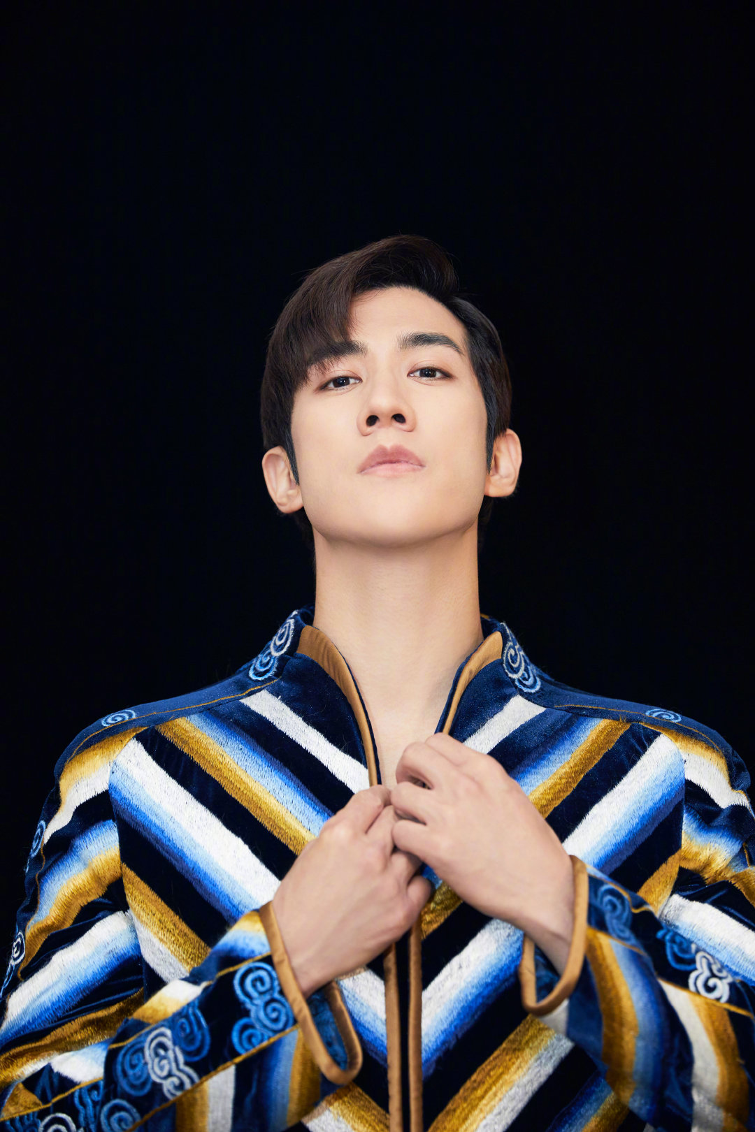 近日 李治廷出席华歌榜颁奖礼 身长穿的祥云纹刺绣长衫大有来头