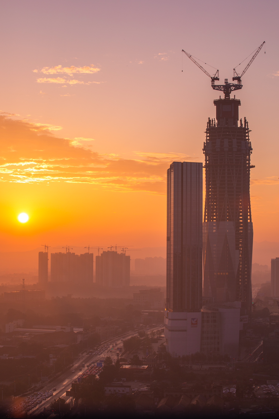 周一的成都,日出时分,火烧云染红东方,雪山清晰可见