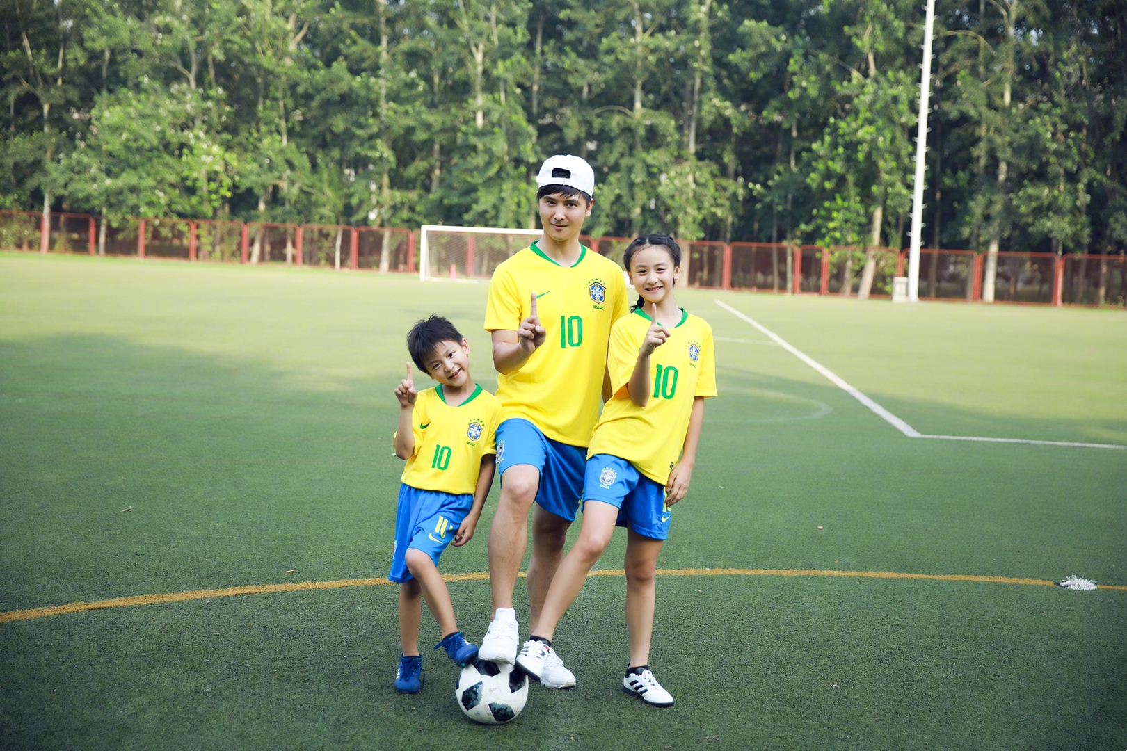 叶一茜晒cindy姐弟下军棋小亮仔模样胸有成竹