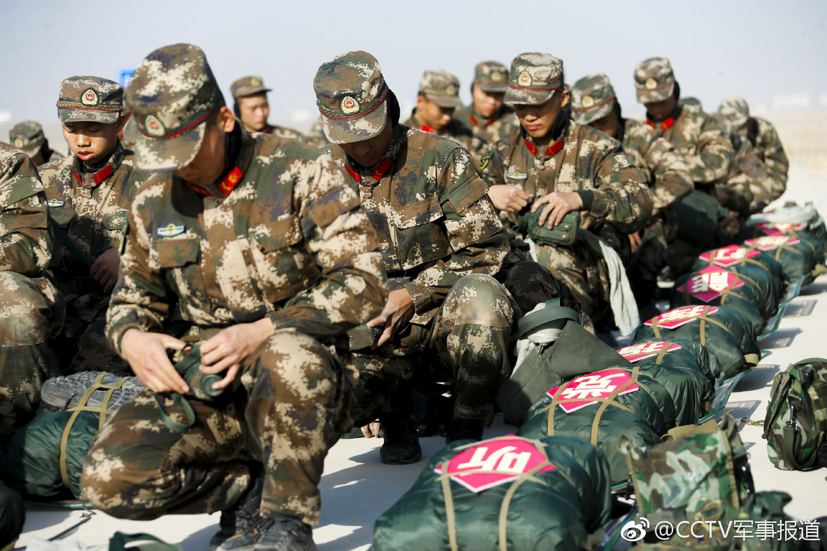 一路征程一路战歌 直击武警新兵野营拉练最前沿_新浪新闻