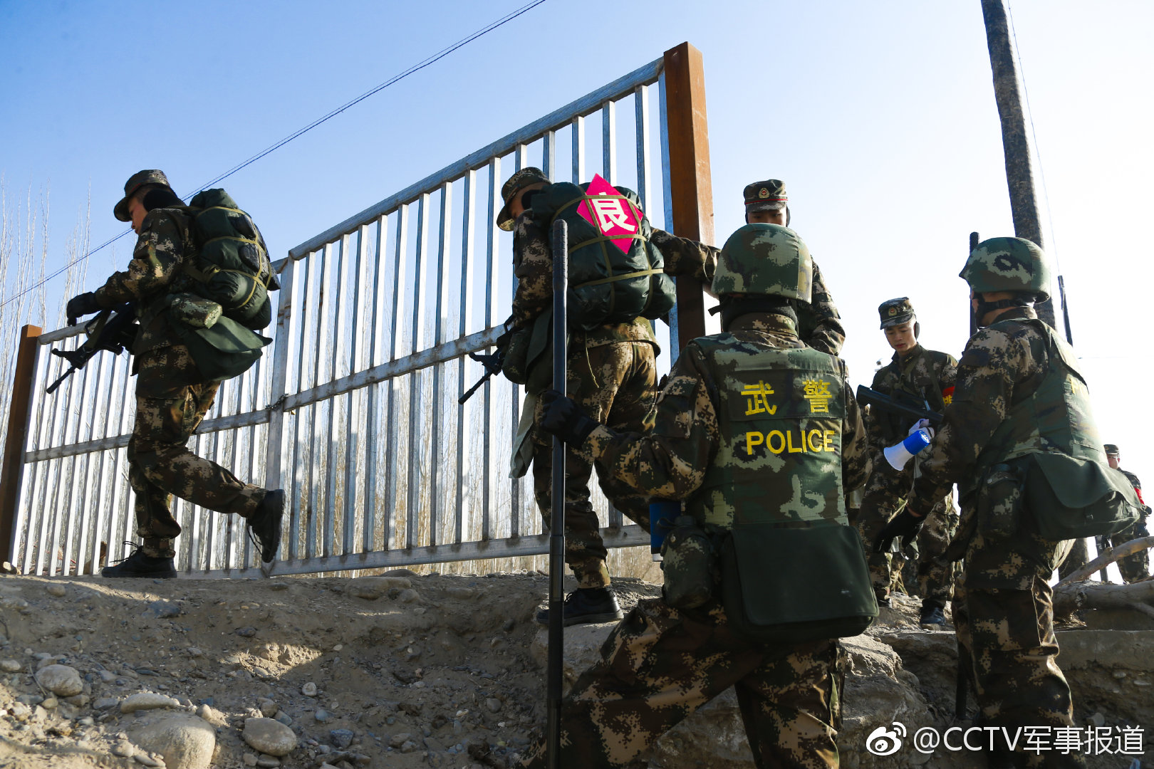 一路征程一路战歌 直击武警新兵野营拉练最前沿_新浪新闻