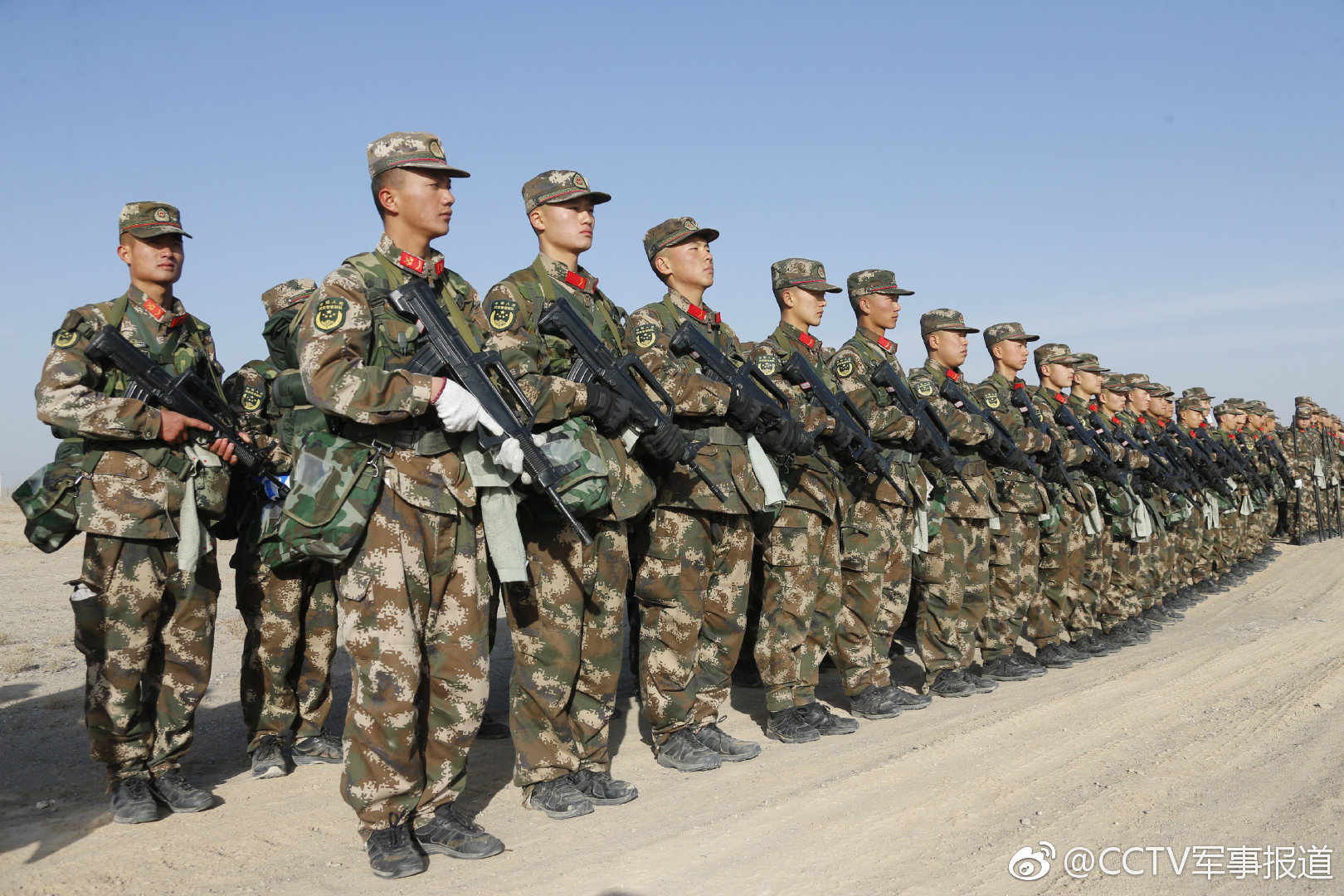 一路征程一路战歌 直击武警新兵野营拉练最前沿