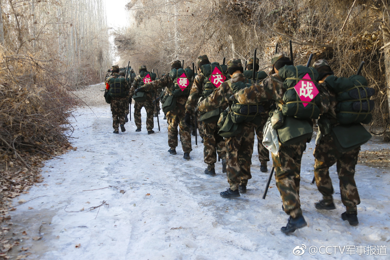 一路征程一路战歌 直击武警新兵野营拉练最前沿_新浪新闻