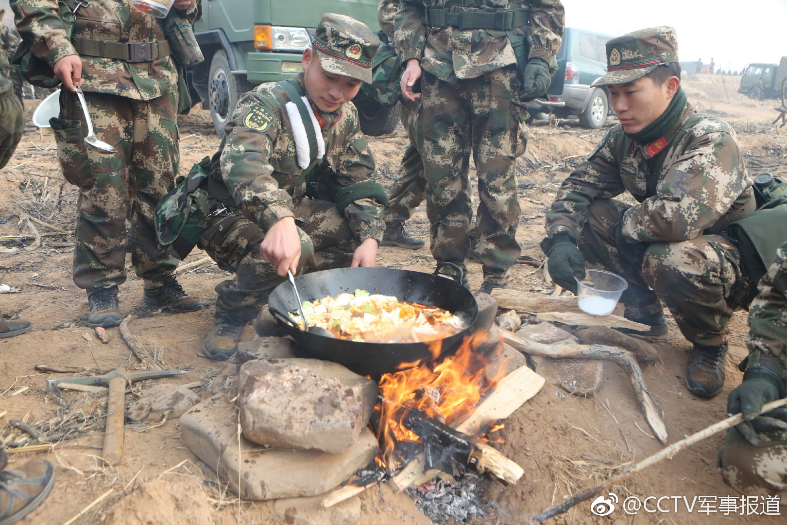 1月7日,武警某部机动第七支队紧贴实战要求,在野营拉练途中组织野炊