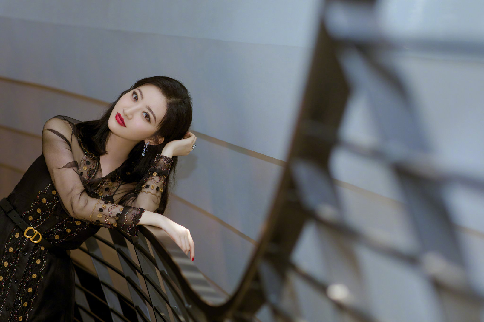 景甜在成都出席品牌活动美图,黑色薄纱长裙性感优雅