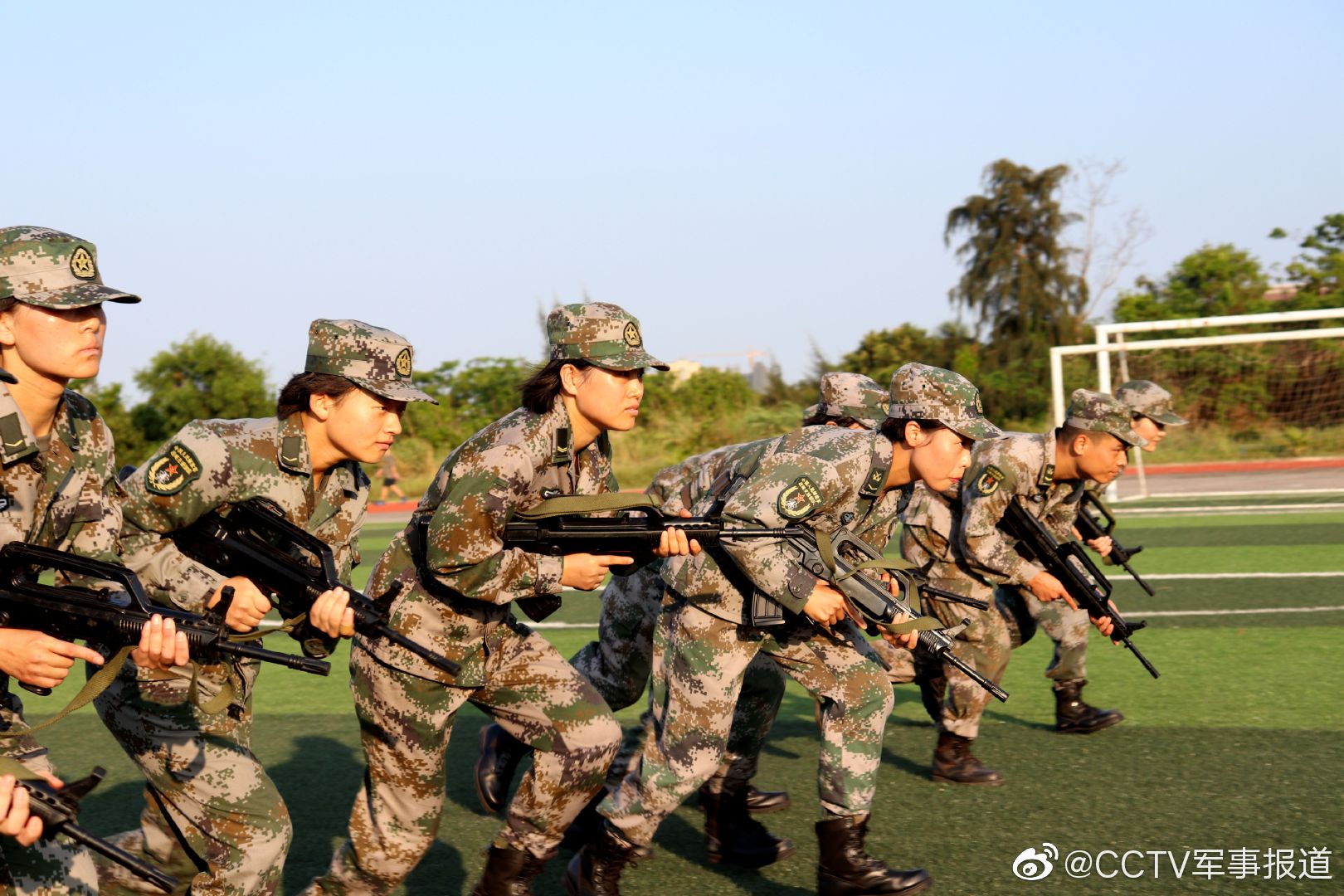 双方教练斗智斗勇决胜关键时刻