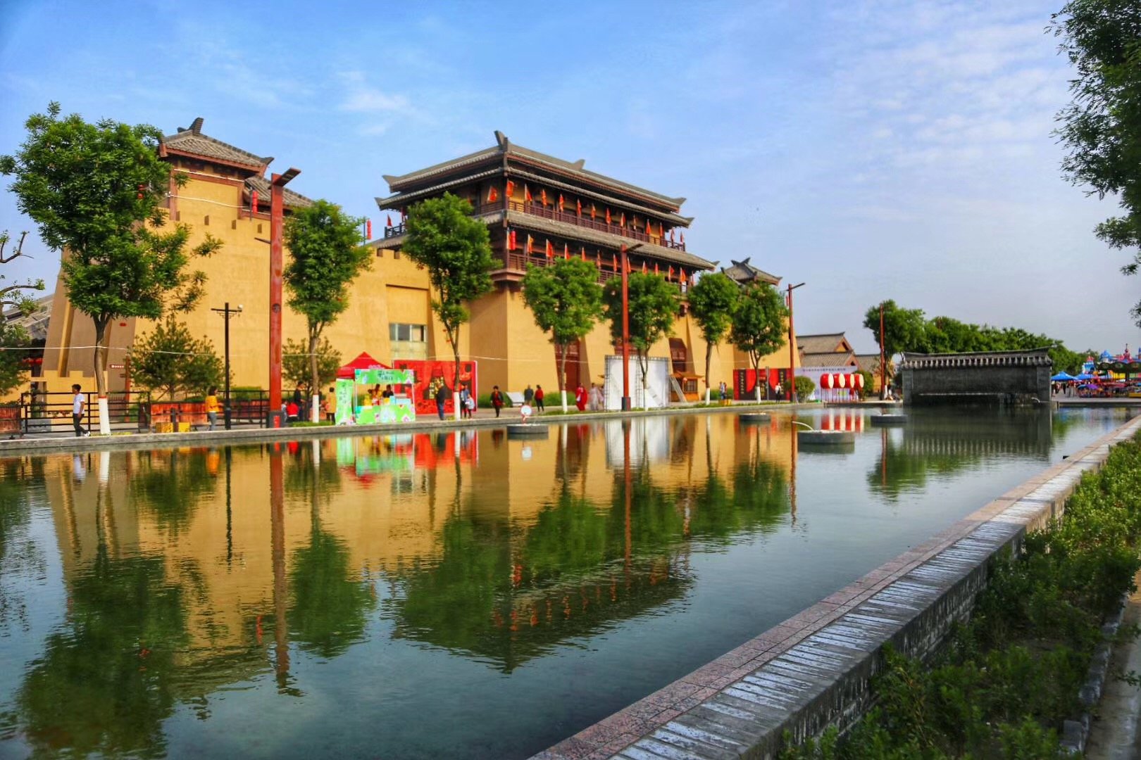 位于西安市朱宏路与丰产路十字西南角,是未央区省级乡村旅游村---楼阁