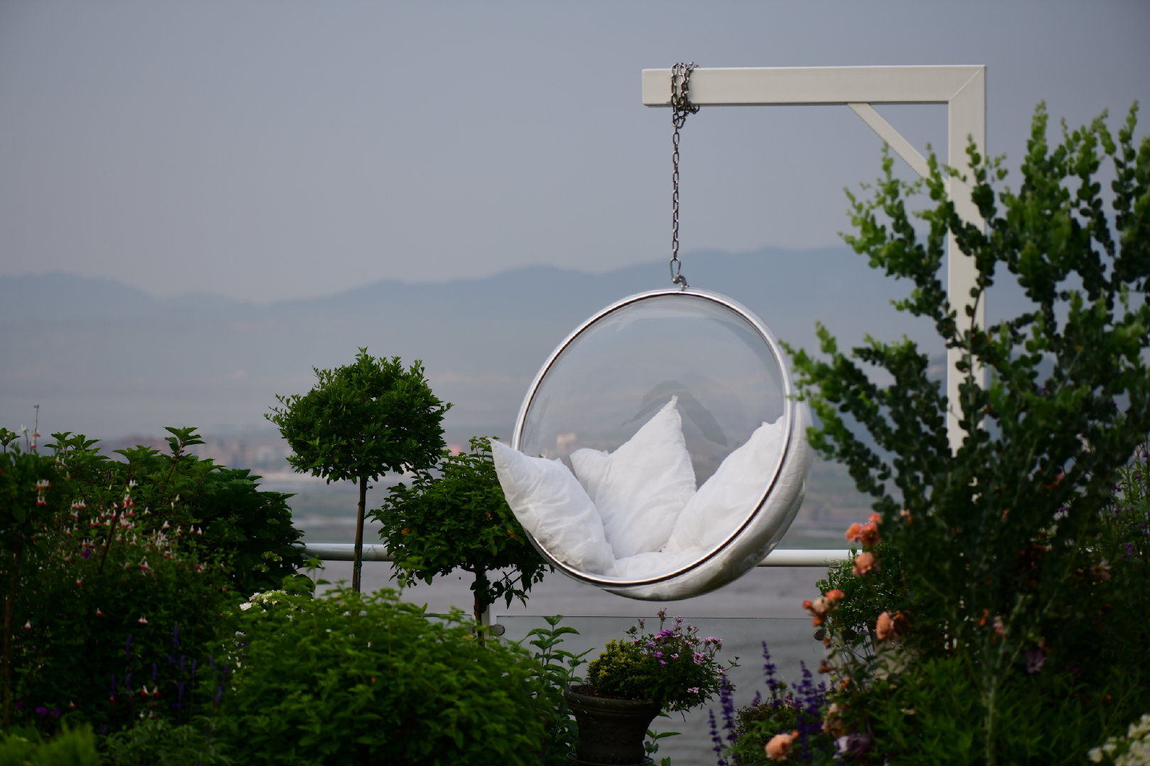 我被辣妈(霞浦花沁石)的这个月亮秋千圈粉了,尤其是海边的背景