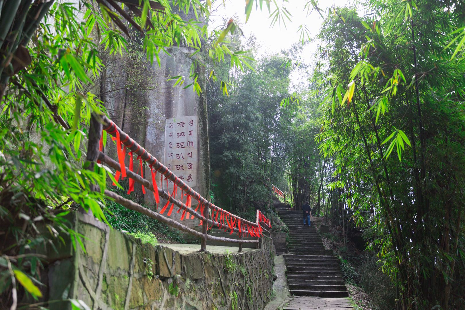 在垂直90°的山间攀岩 重庆藏一处景美又灵验的古寺-圣灯山云豁寺