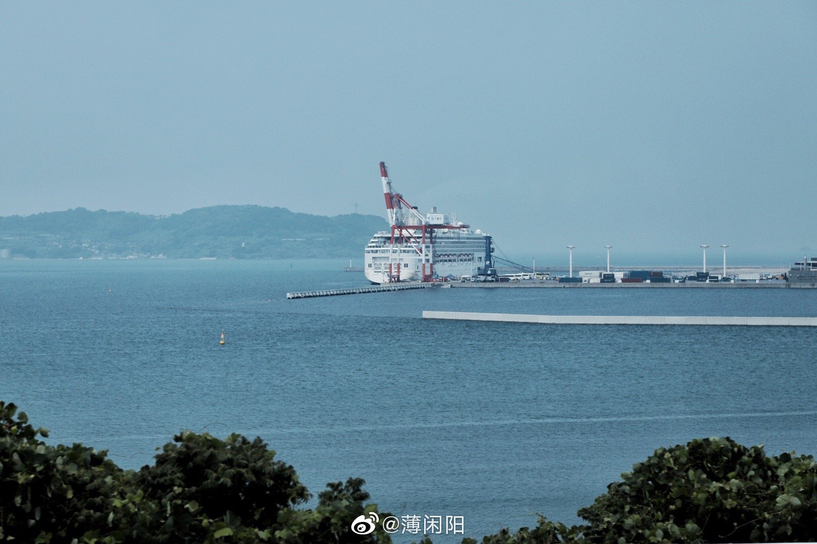 在下关市远眺探索梦号邮轮.