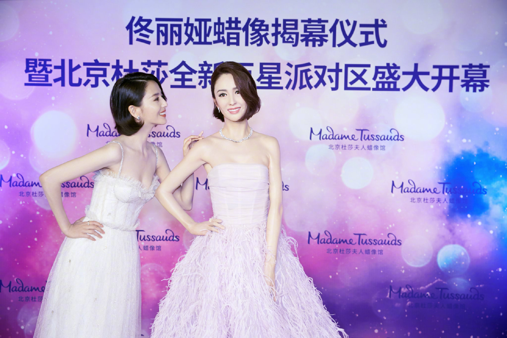 终于等到佟丽娅和蜡像佟小丫同框了~蜡像将丫丫的一颦一笑都做的很到