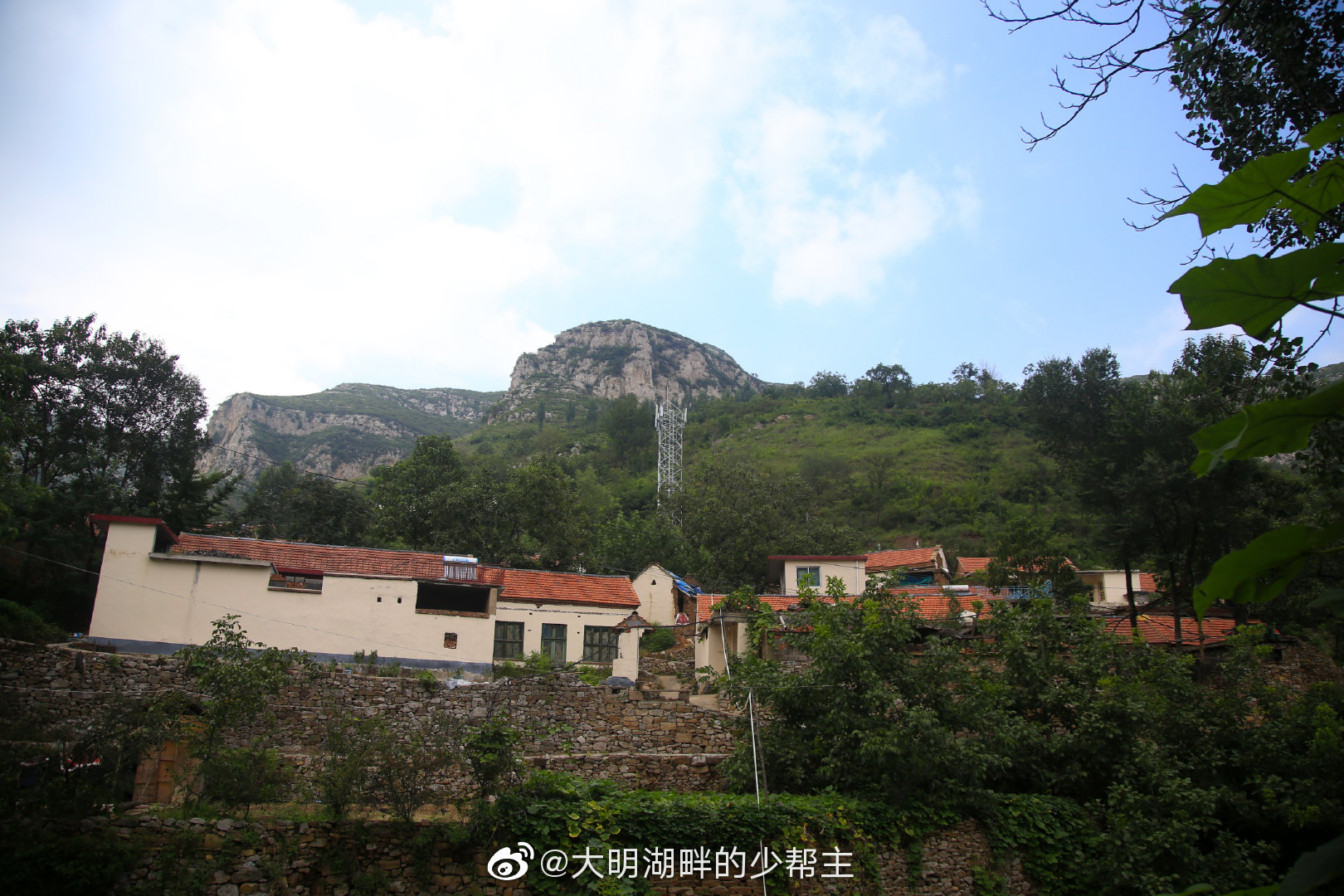 章丘区垛庄镇十八盘村地处大山深处,进村道路千回百转