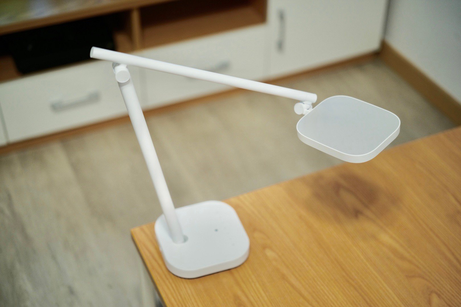 体验了一段时间的米家飞利浦读写台灯外观是我们熟悉的白色简约风