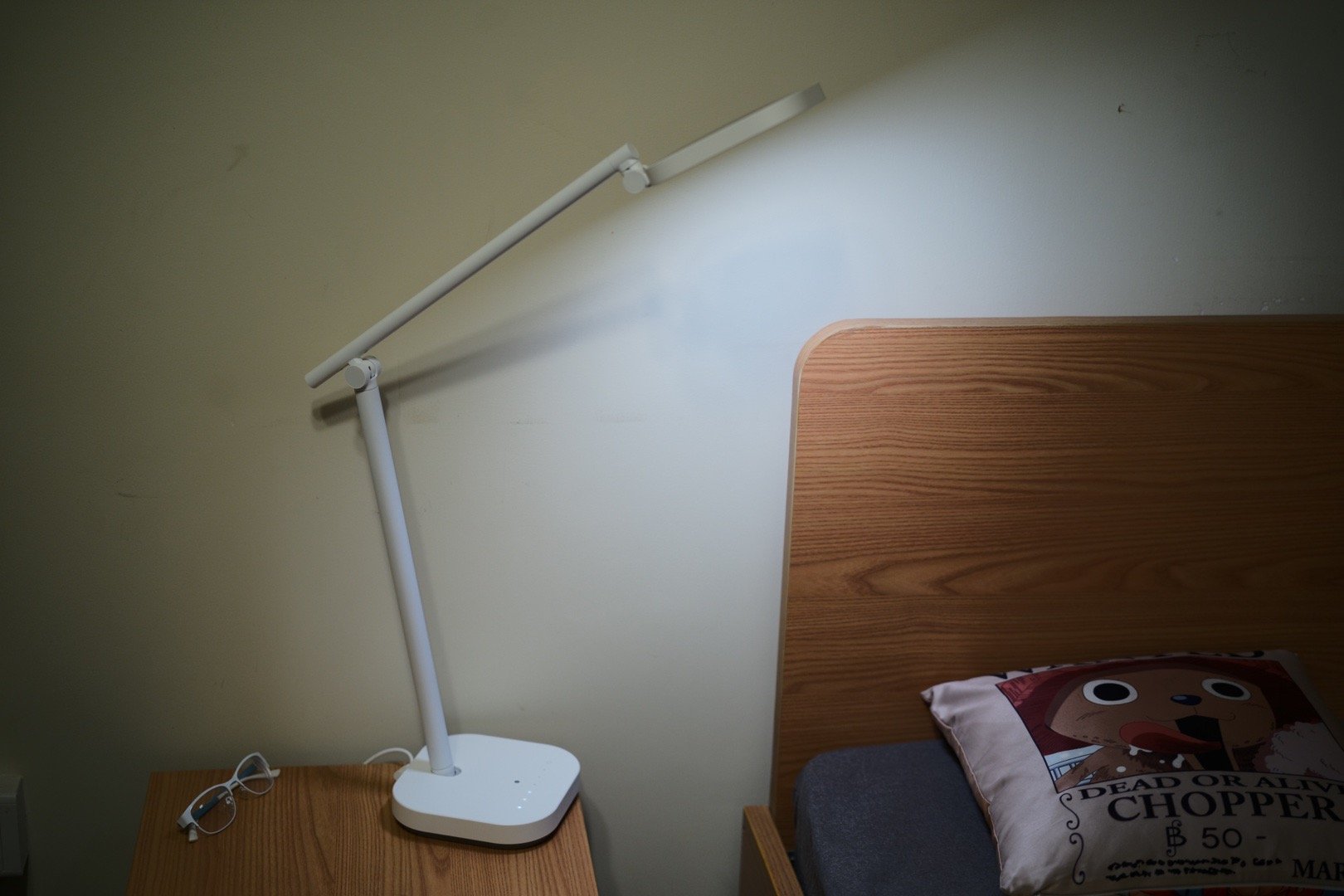 体验了一段时间的米家飞利浦读写台灯外观是我们熟悉的白色简约风