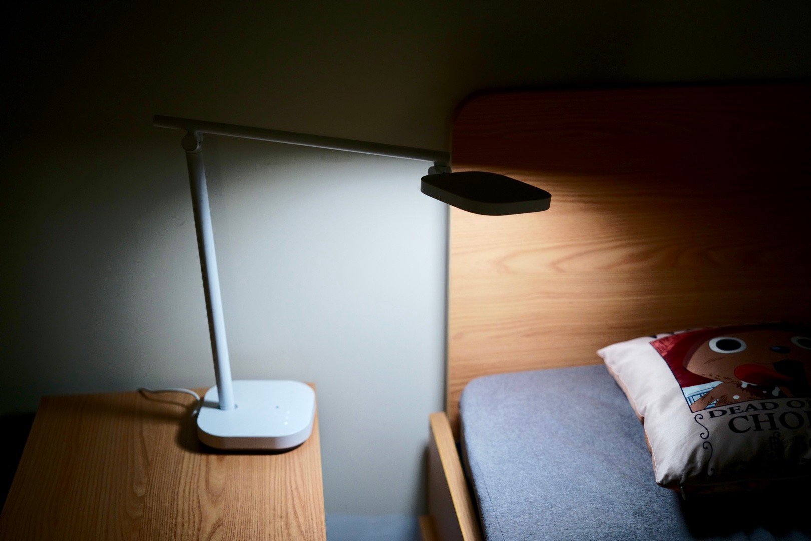 体验了一段时间的米家飞利浦读写台灯外观是我们熟悉的白色简约风
