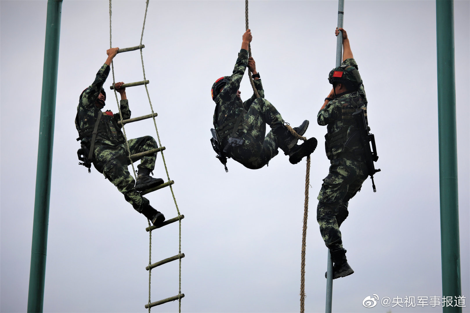 攀岩,战术搜索等多科目训练,从严,从难,从实战摔打磨砺部队,全面锤炼