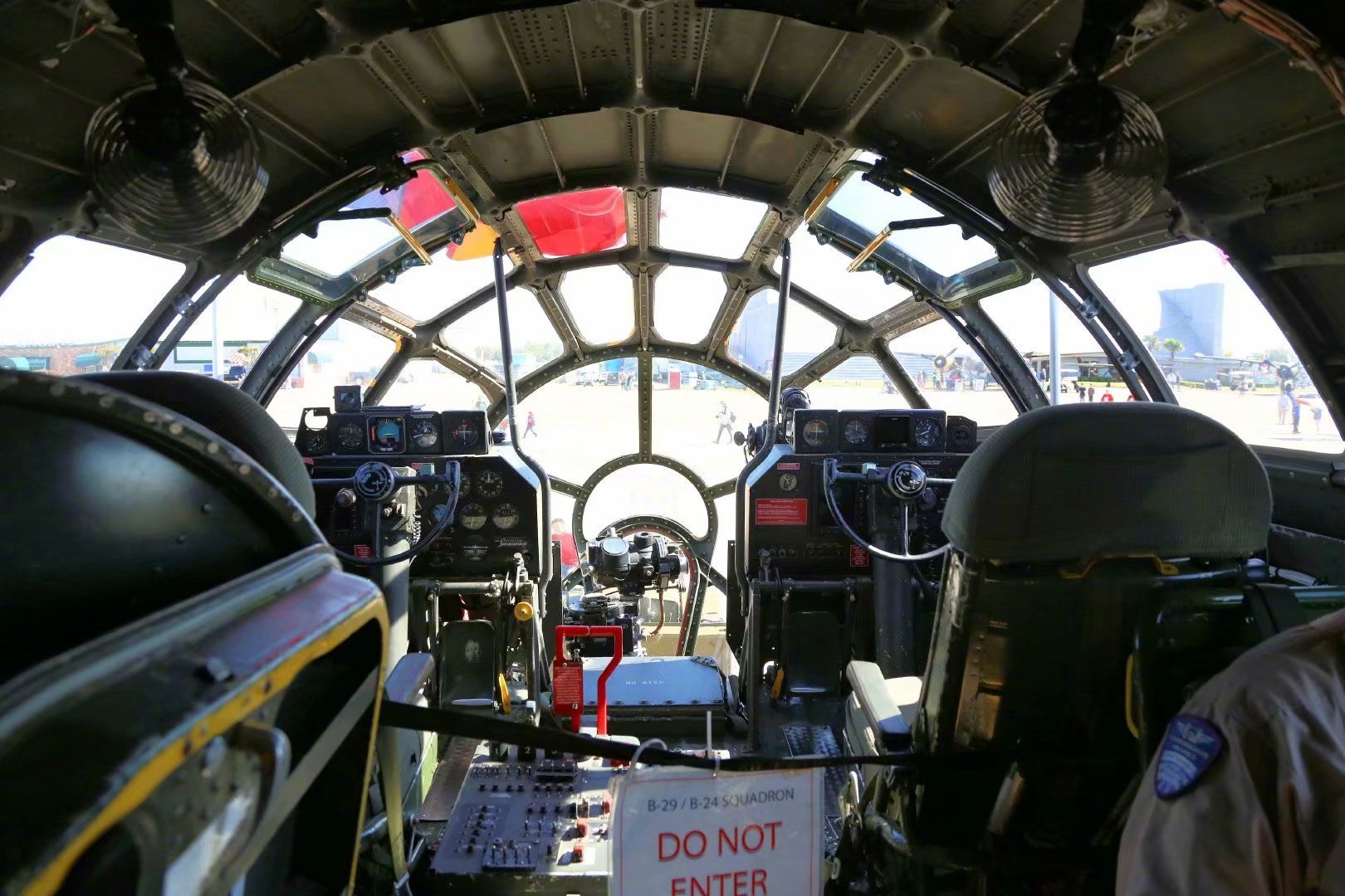 b-29超级堡垒轰炸机驾驶舱视角