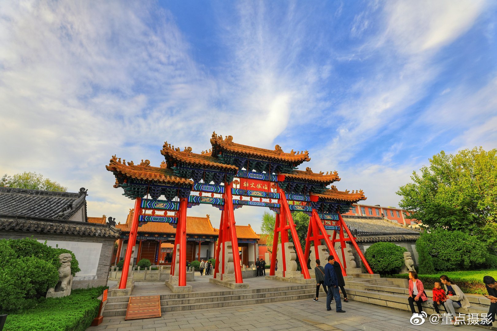 济南府学文庙,蓝天白云,红墙金瓦,可以深度了解中国古代建筑和传统