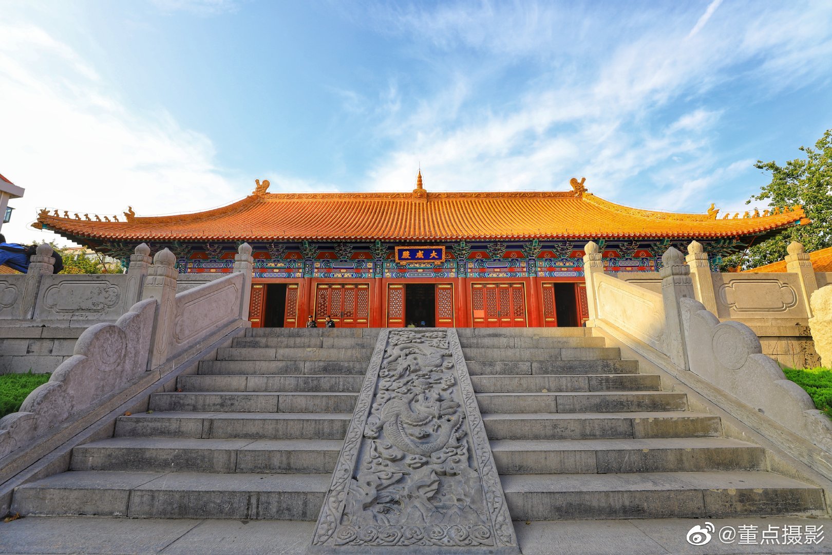 济南府学文庙,蓝天白云,红墙金瓦