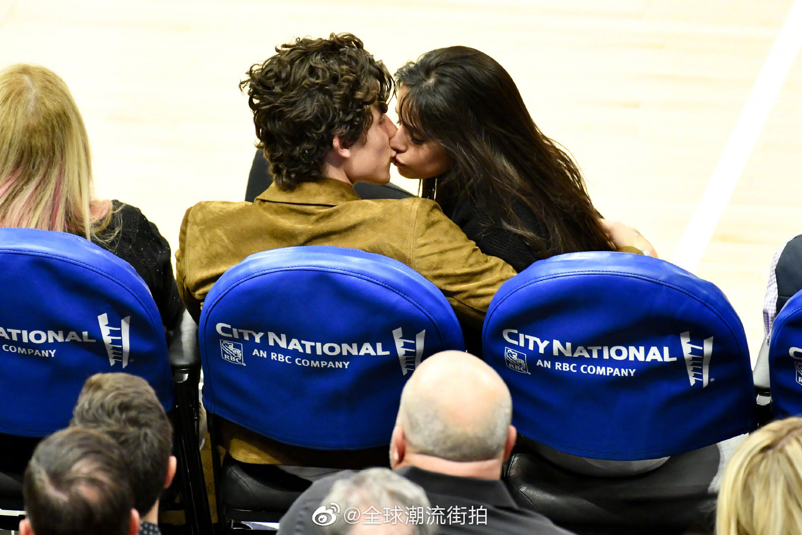 shawnmendes萌德和camilacabello卡妹nba比赛现场秀恩爱