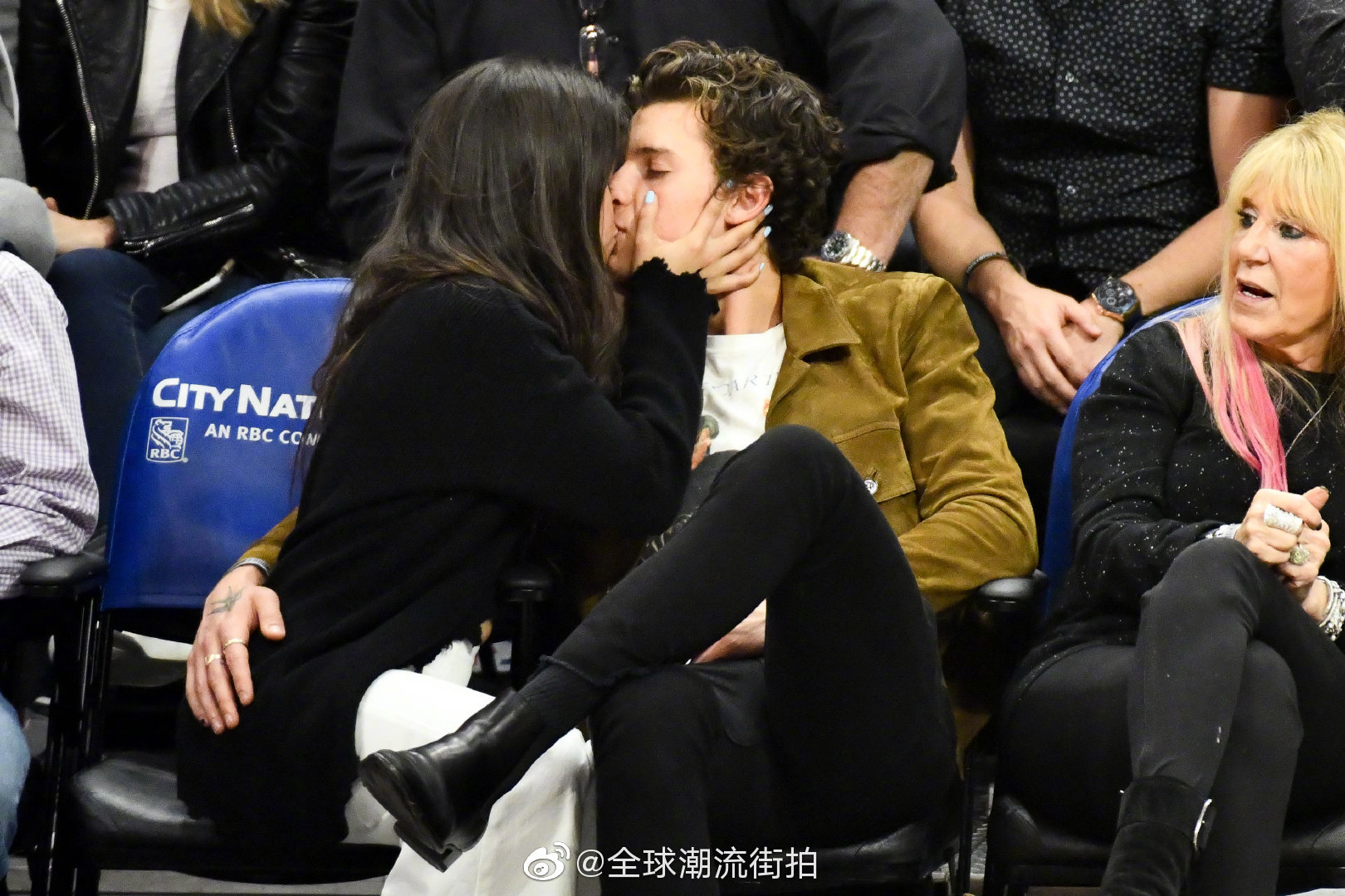 shawnmendes萌德和camilacabello卡妹nba比赛现场秀恩爱