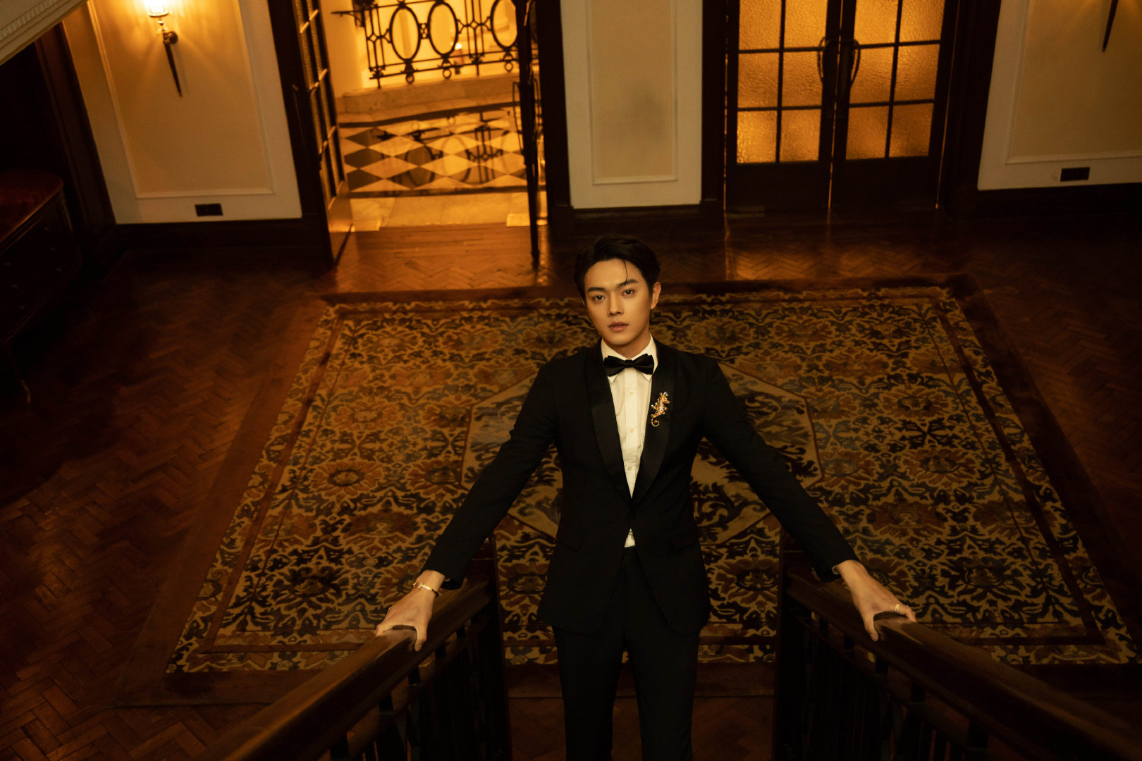 许凯soso 亮相品牌活动,一身黑色西装英气夺目