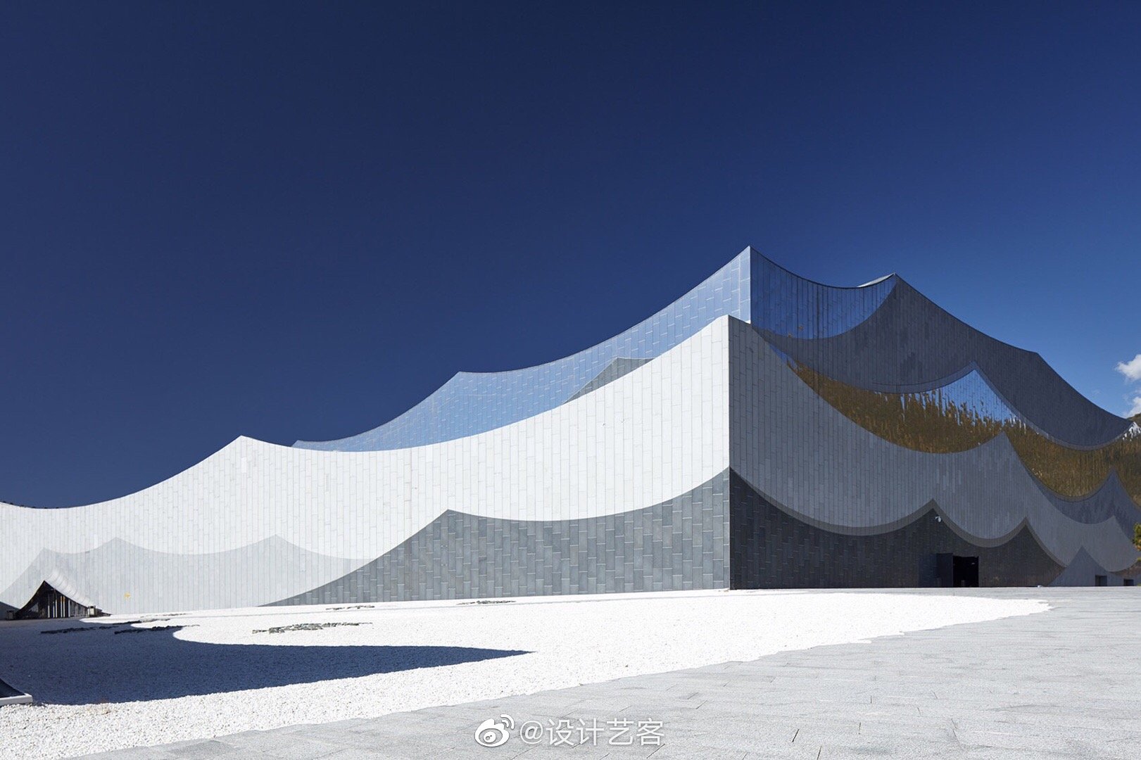 融入传统与自然的场所建筑