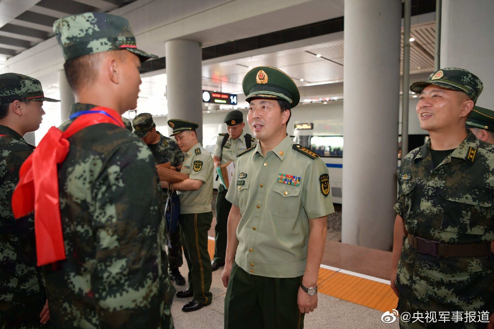 9月10日武警重庆总队执勤第二支队官兵来到重庆西站