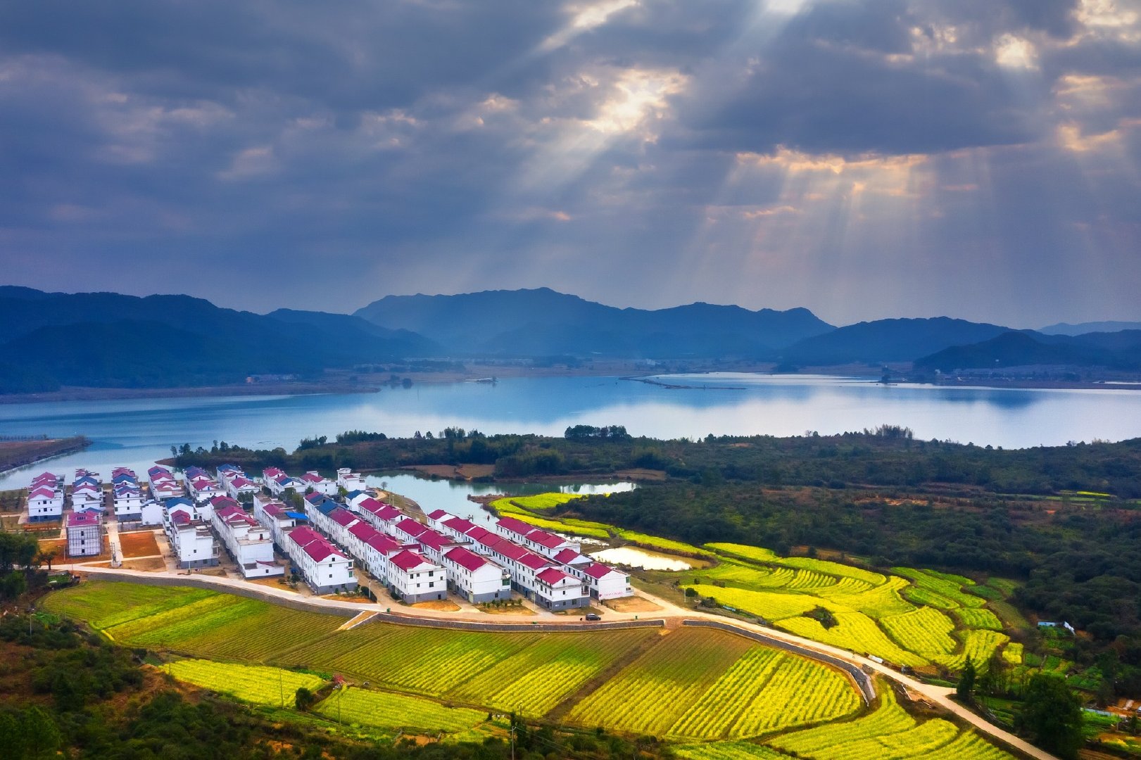 春风得意,晴空万里,无人机航拍的移民新村格外美丽