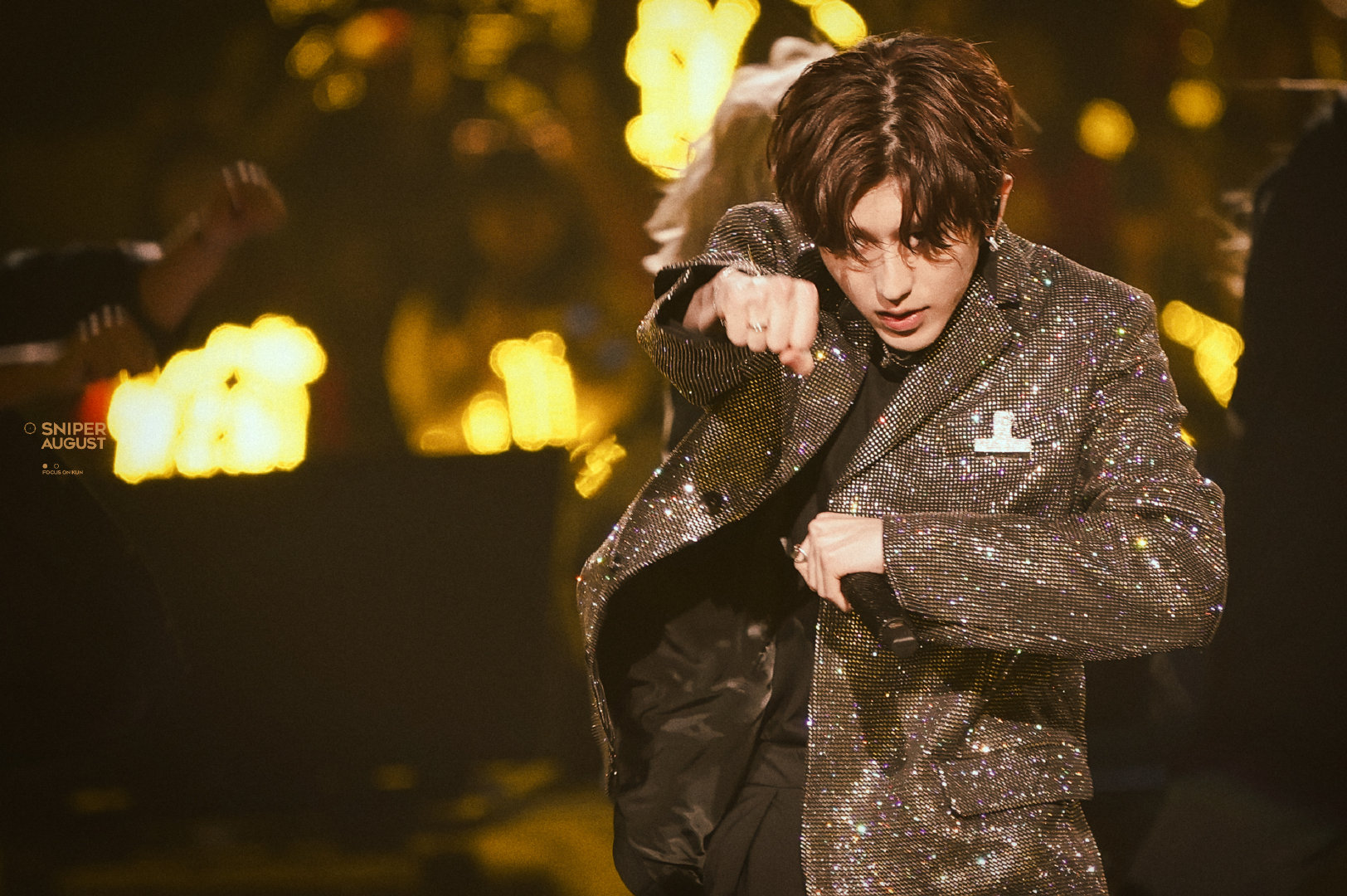 来看看蔡徐坤昨晚的舞台吧,超稳啊,帅气坤_高清图集_新浪网