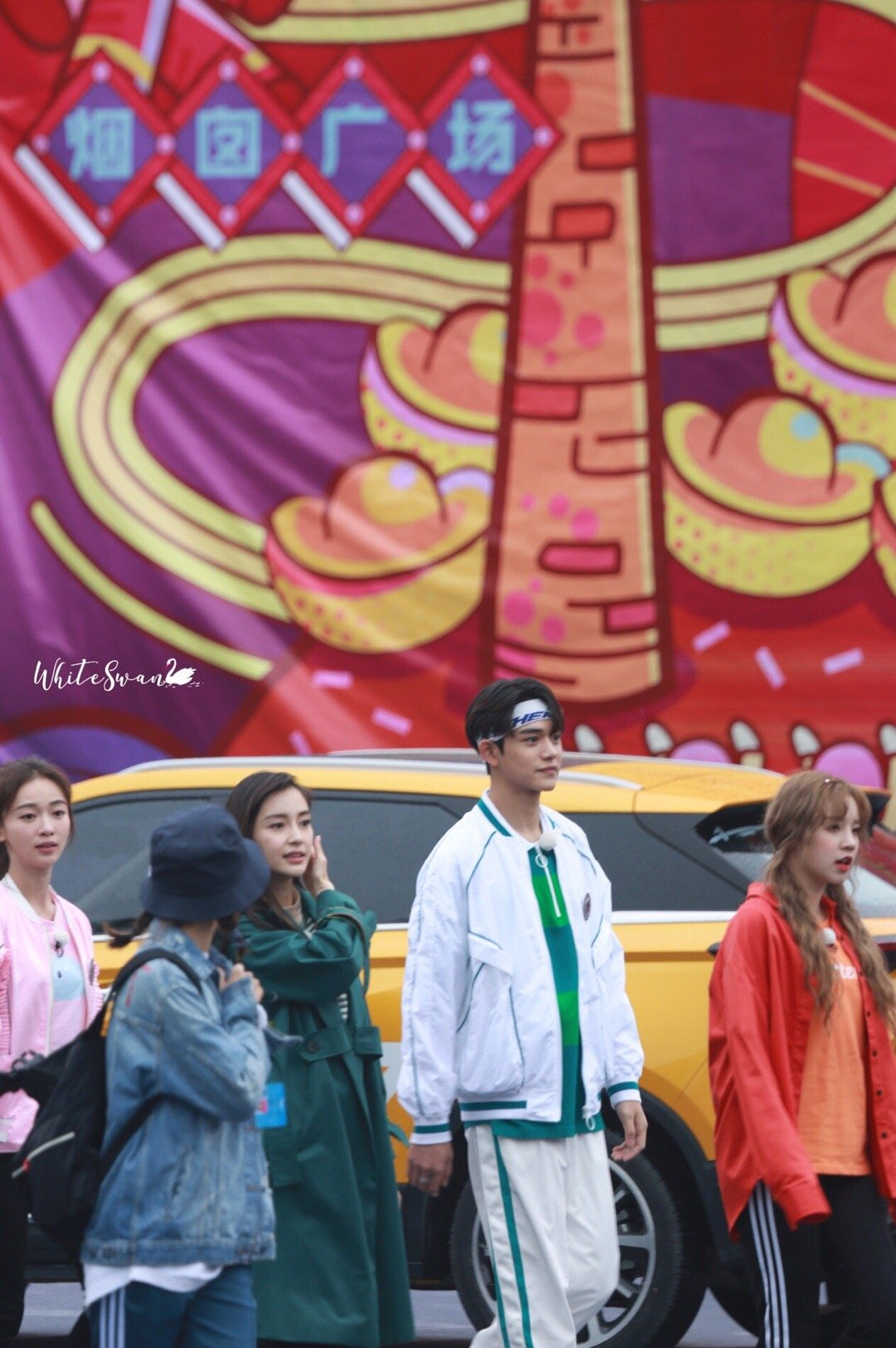 跑男佛山录制,angelababy黄旭熙生图流出,堪称"画报姐弟"!