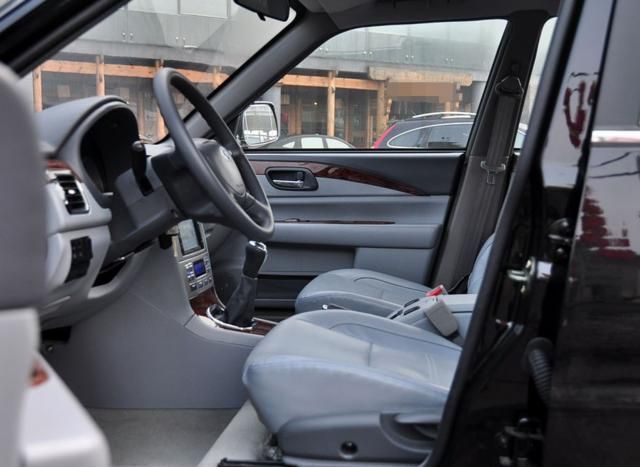 野马f99这款车前排空间比较充足但是,没什么放东西的地方比较不方便