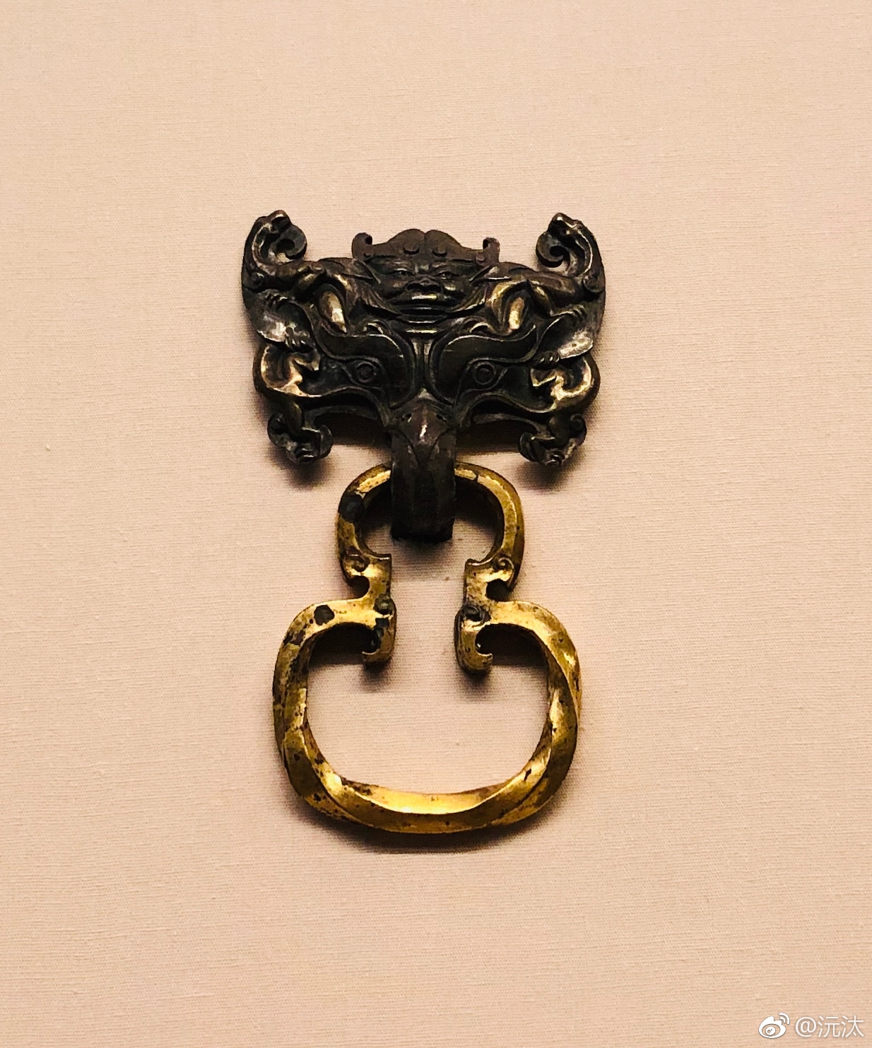 东园秘器  皇帝的棺木由少府下属东园属制作.东园属主作陵内器物.