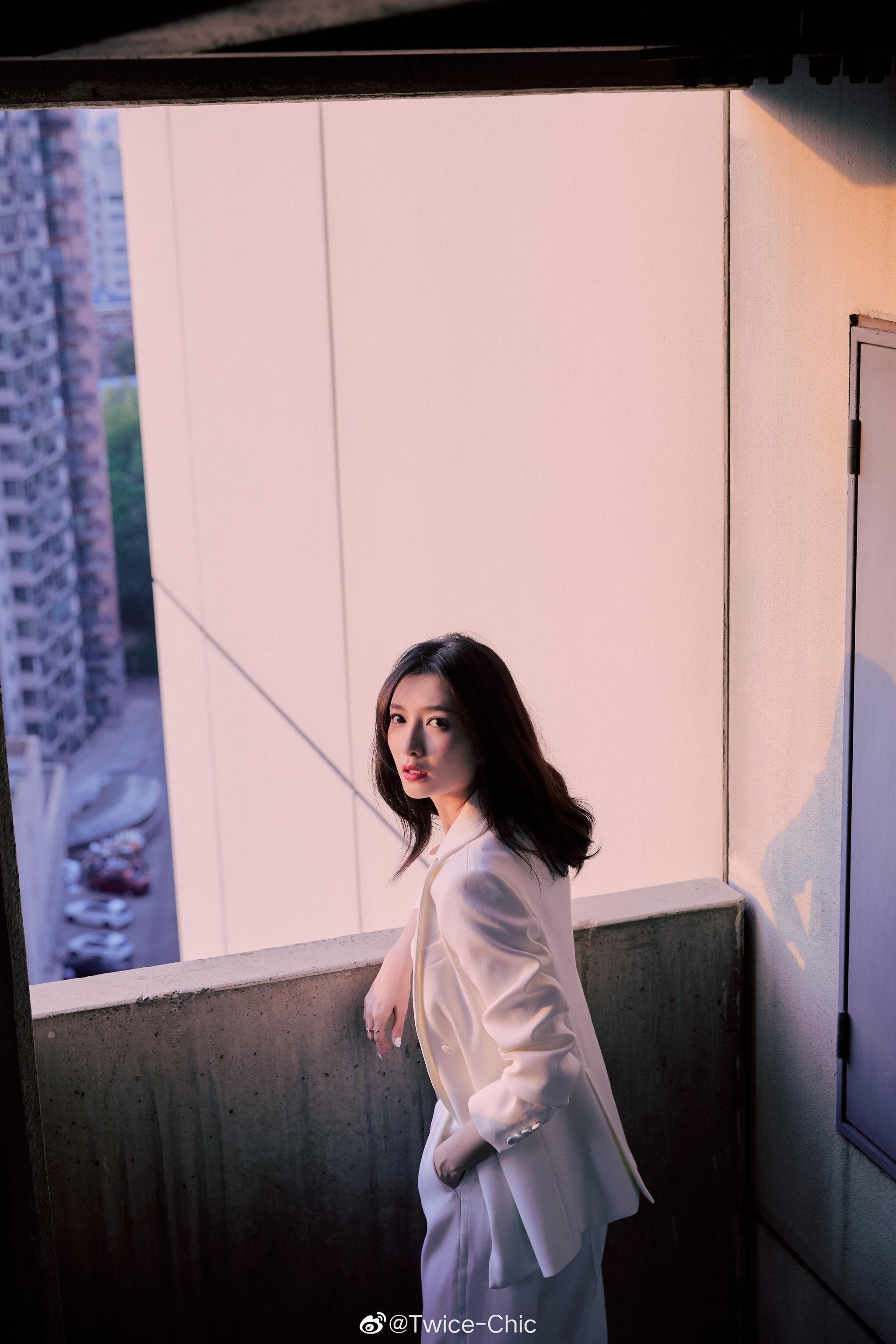 江疏影昨日五四晚会造型白衣飘飘绿色板鞋干净不失洒脱率性