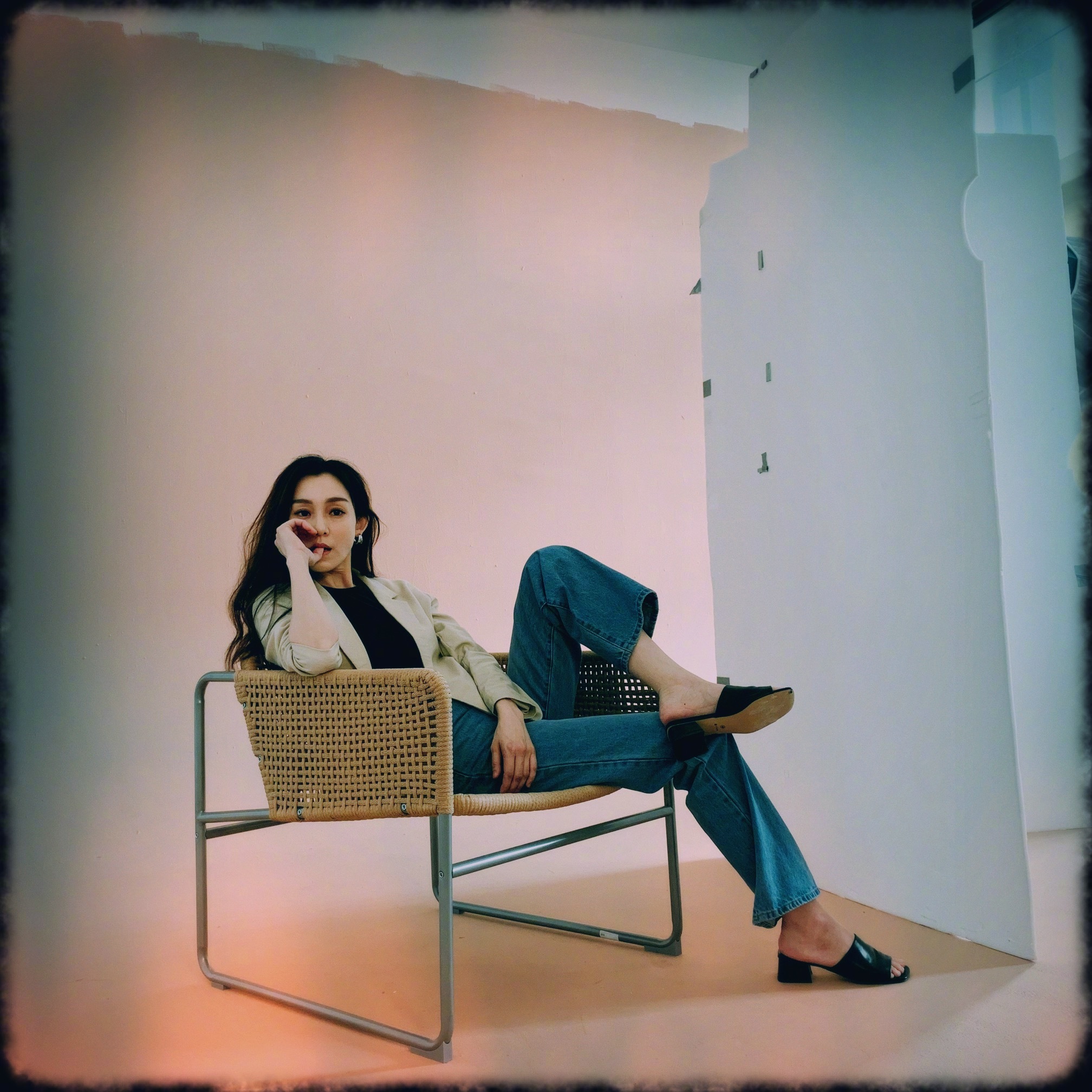 有不少网友说范玮琪之前接受采访好几次说道哈佛大学很难进,学业压力