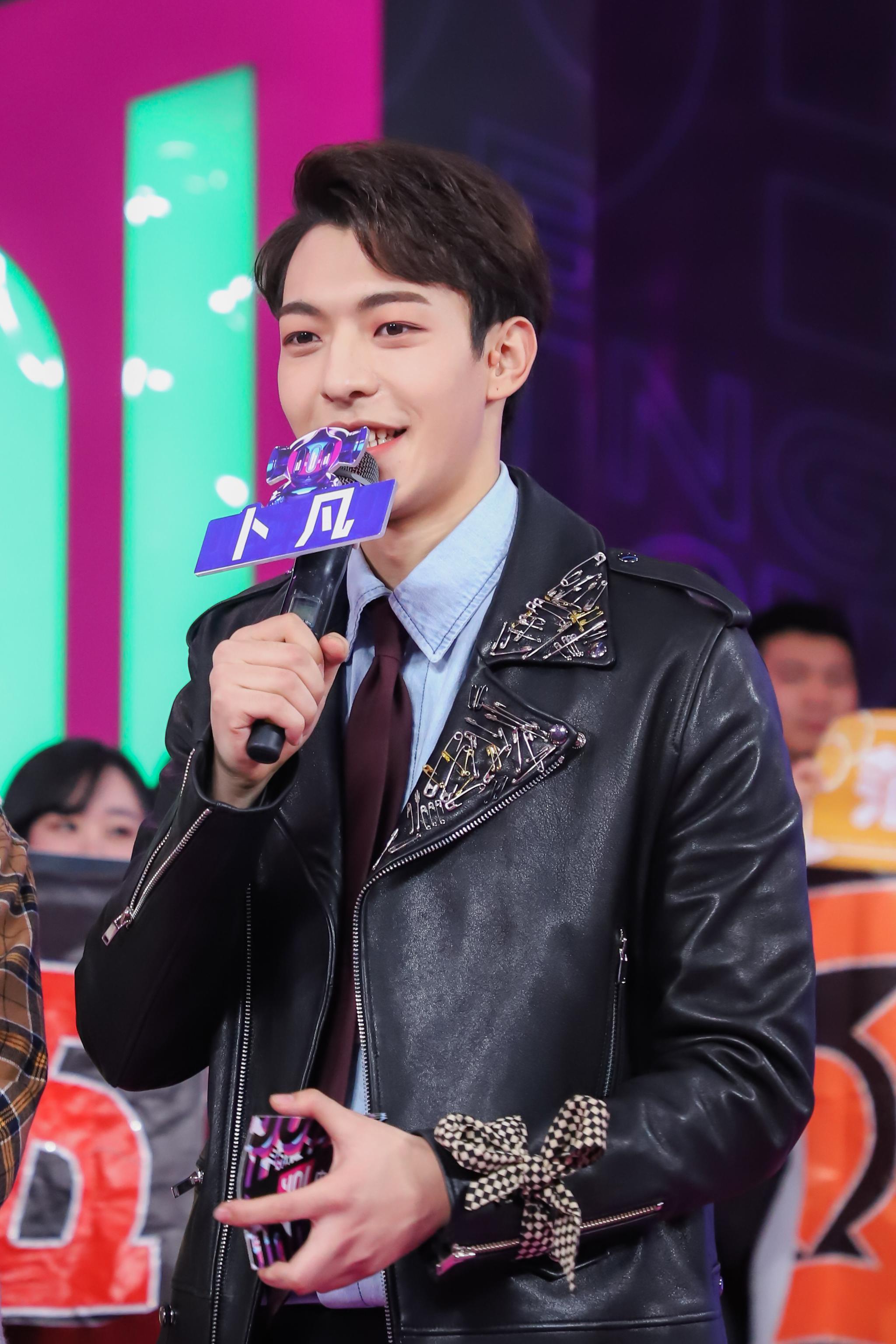 这个卜凡笑到掉头,是由你音乐榜样史上第一位靠表情包冲上热搜的吧