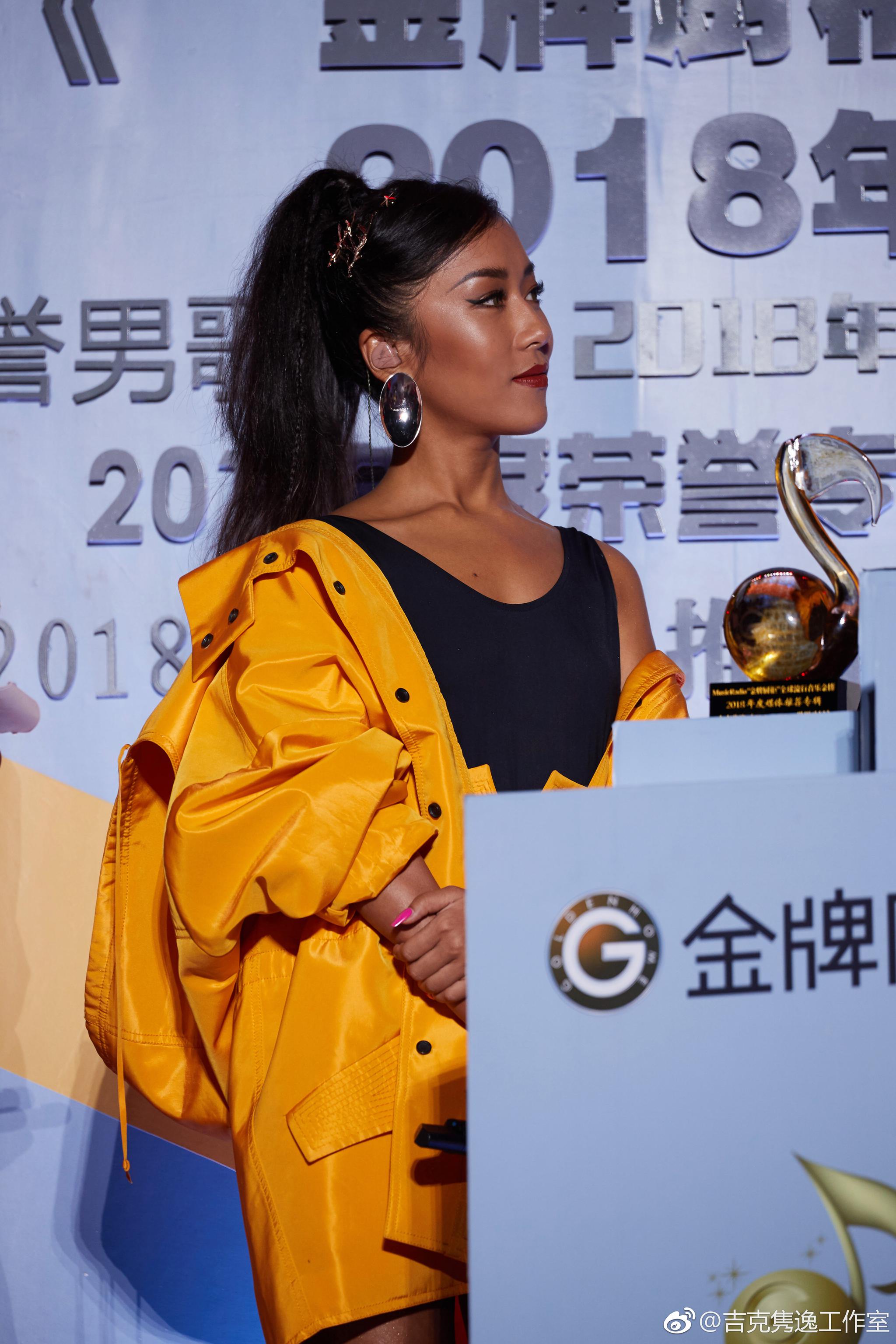恭喜优秀的summermomoko@吉克隽逸 在 颁奖盛典中荣获“2018年度媒体