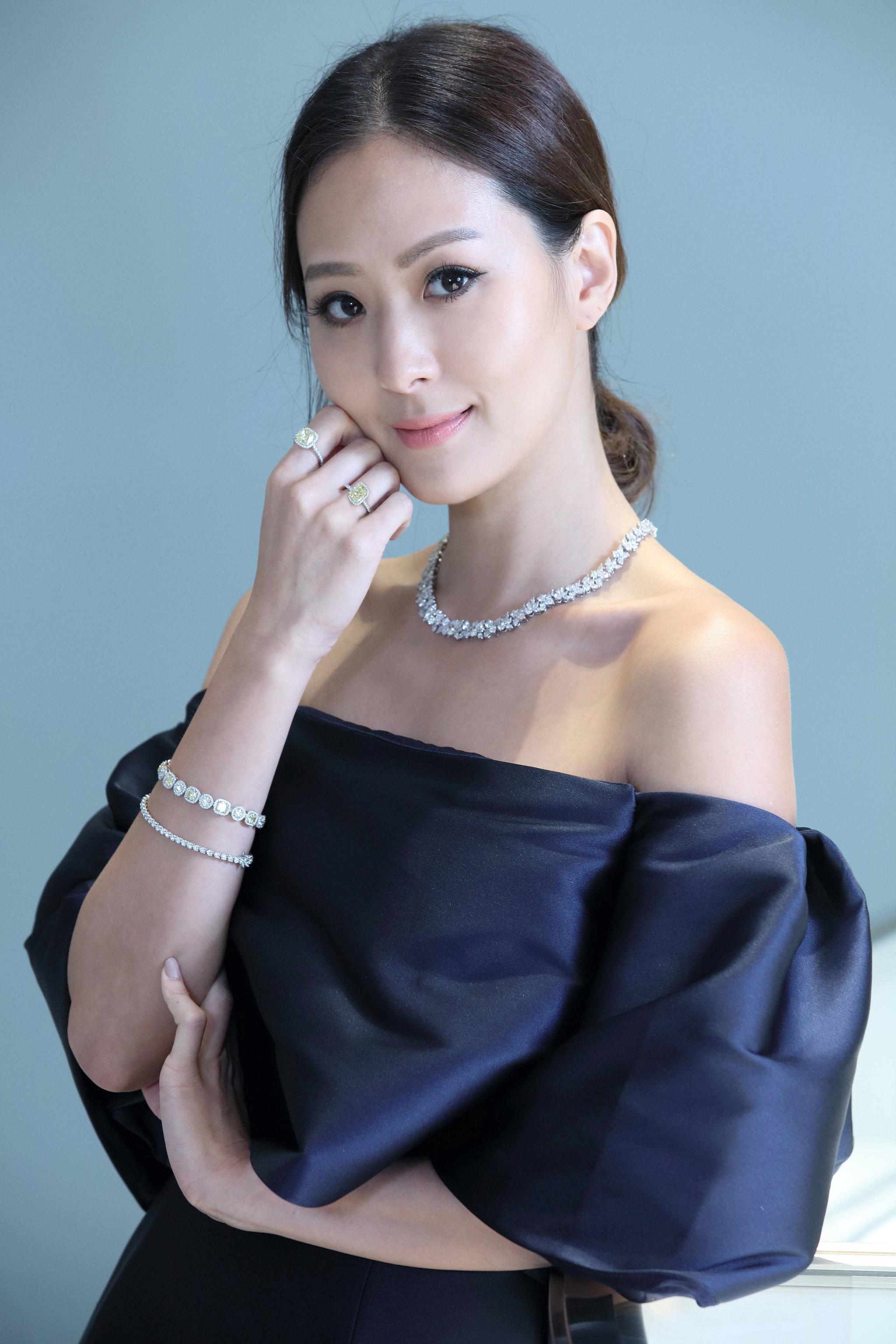 13岁被大富豪看中,嫁入豪门后天天买买买,还用爱马仕包包装狗