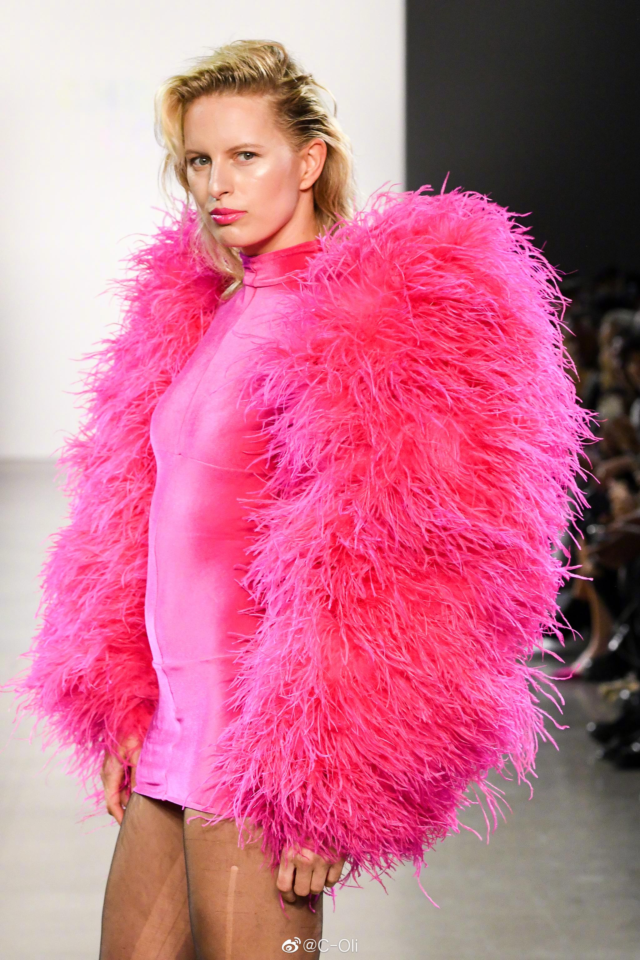 大kk karolina kurková受邀为christian cowan 2020 春夏系列登台