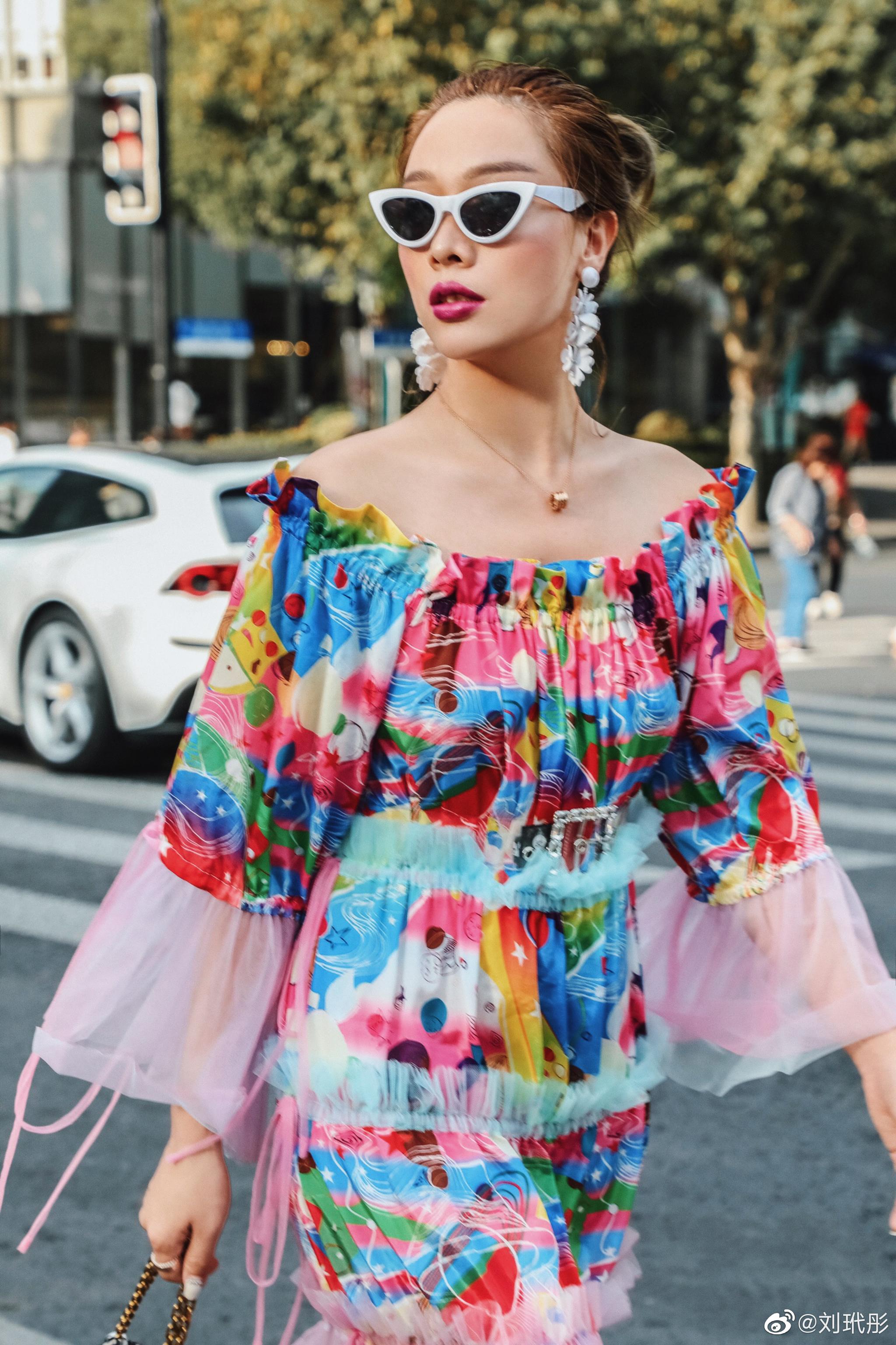 都说大花图案土味又老气这条花裙子为什么有点酷飒